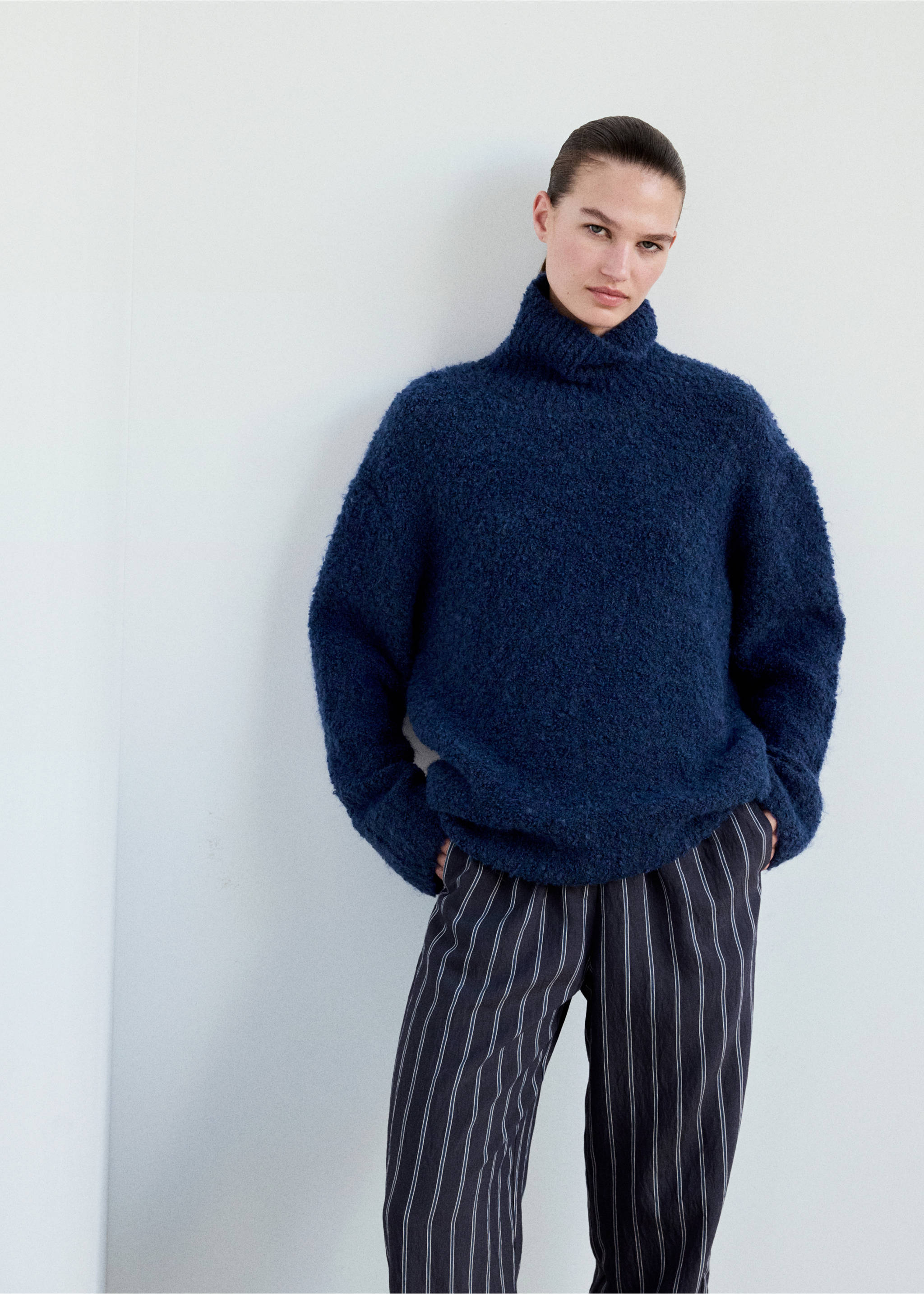 Pull tissu bouclette col montant - Plan moyen, Bleu. Ref: 37012929-00.