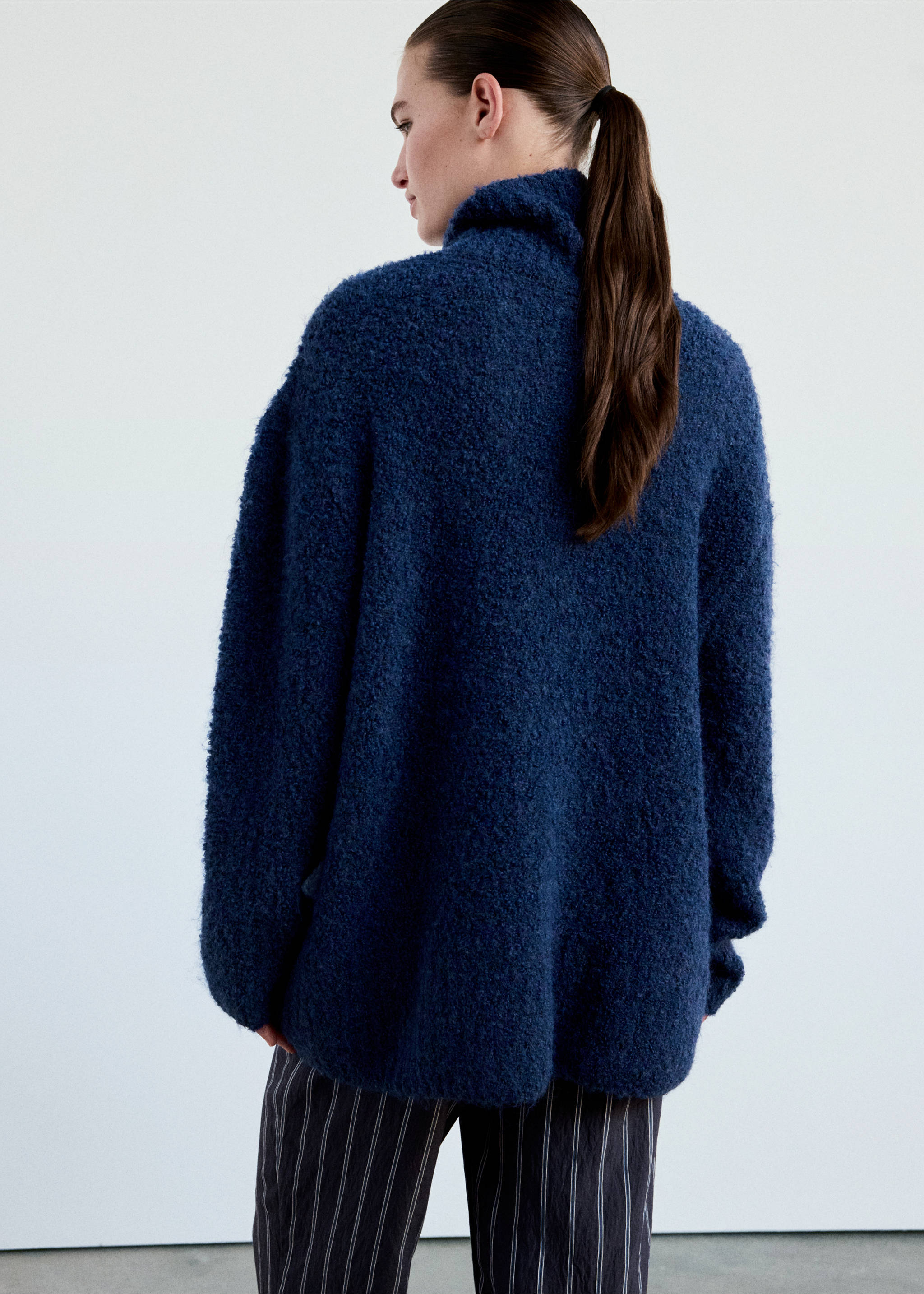 Pull tissu bouclette col montant - Verso de l’article, Bleu. Ref: 37012929-00.
