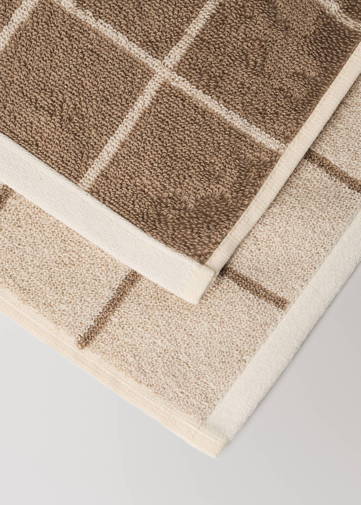 Large 100% cotton terry bath towel — Brown