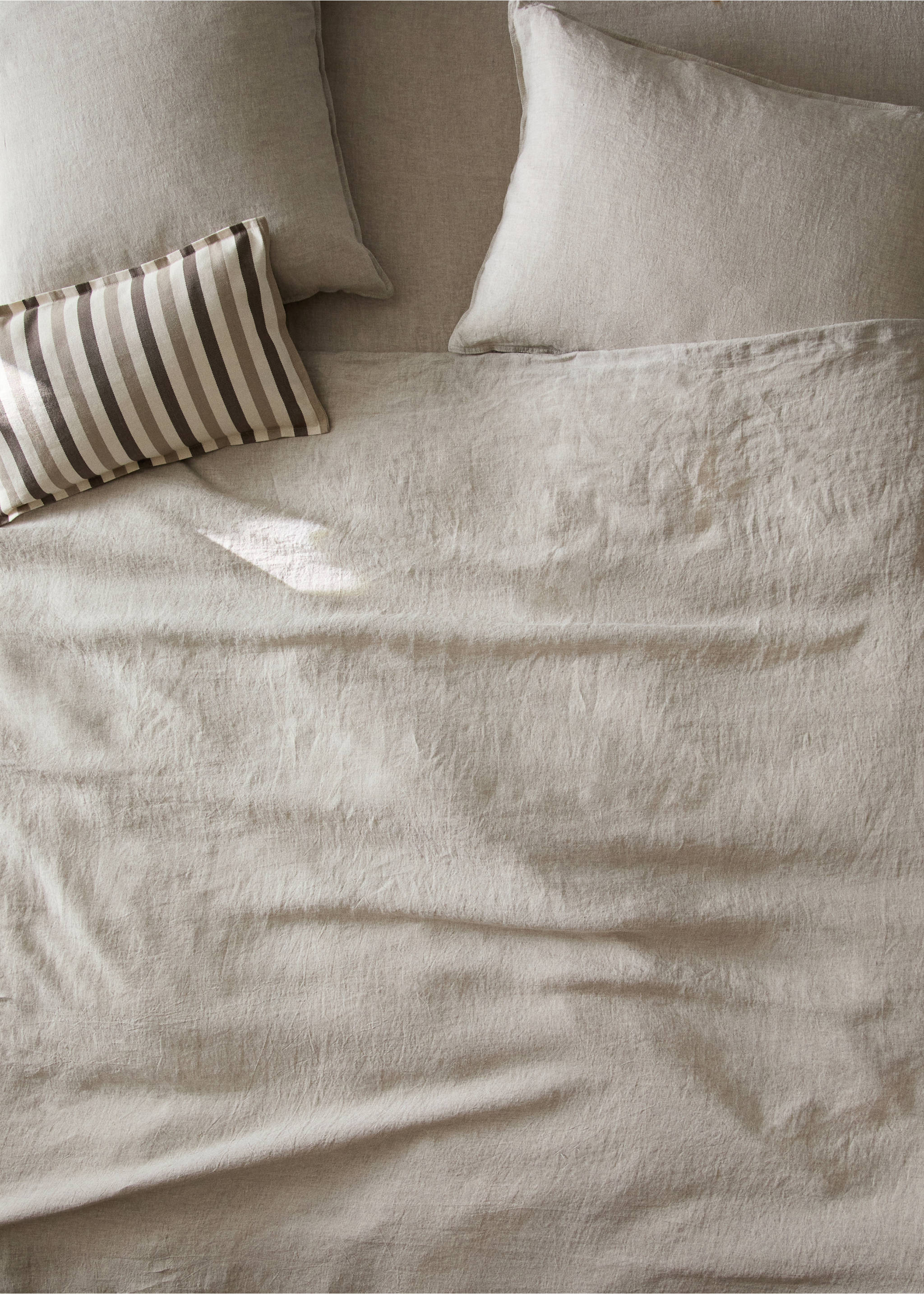 Washed linen duvet cover for 135/140 cm bed - Details of the article 7, Sand. Ref: 37012943-00.