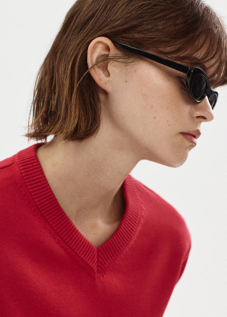 V-neck knit sweater — Red