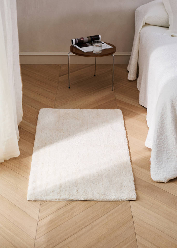 Small rug with a soft texture — Off White