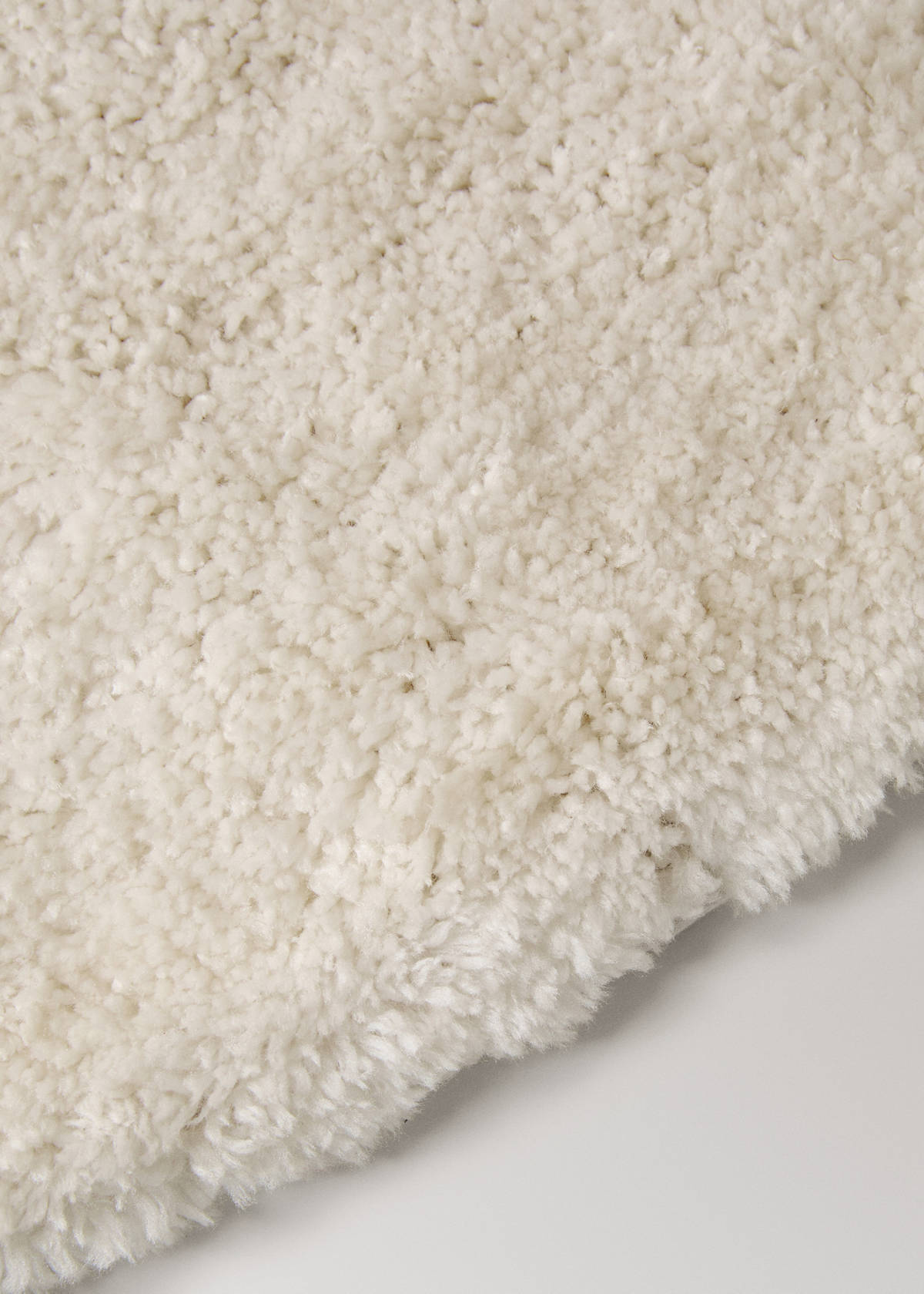 Small rug with a soft texture — Off White