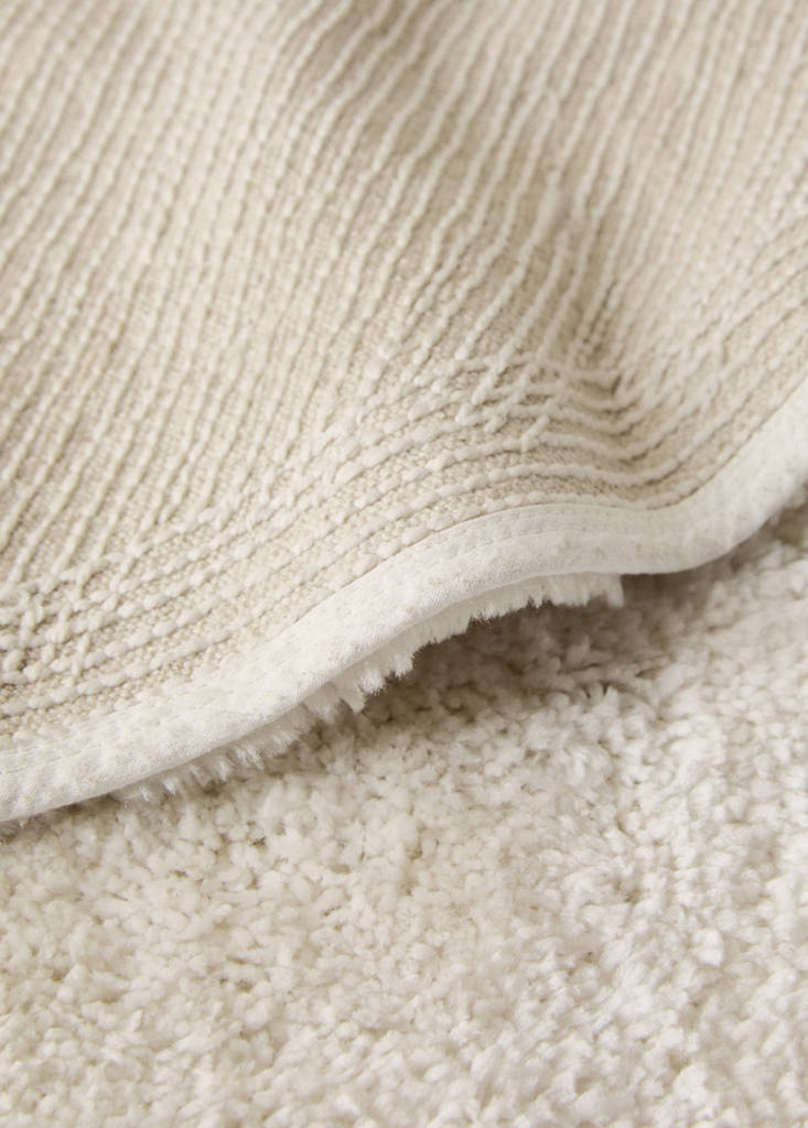 Small rug with a soft texture — Off White