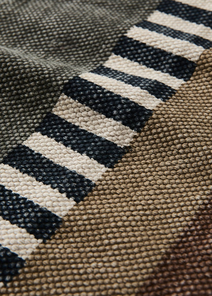 Small geometric patterned rug — Dark Green
