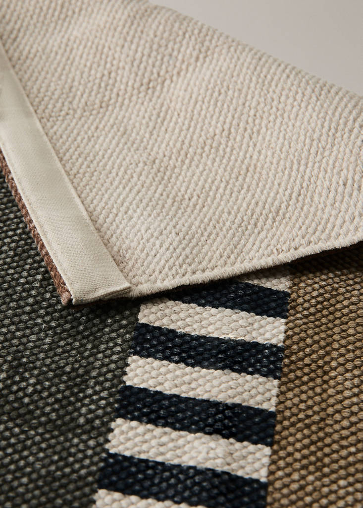 Small geometric patterned rug — Dark Green