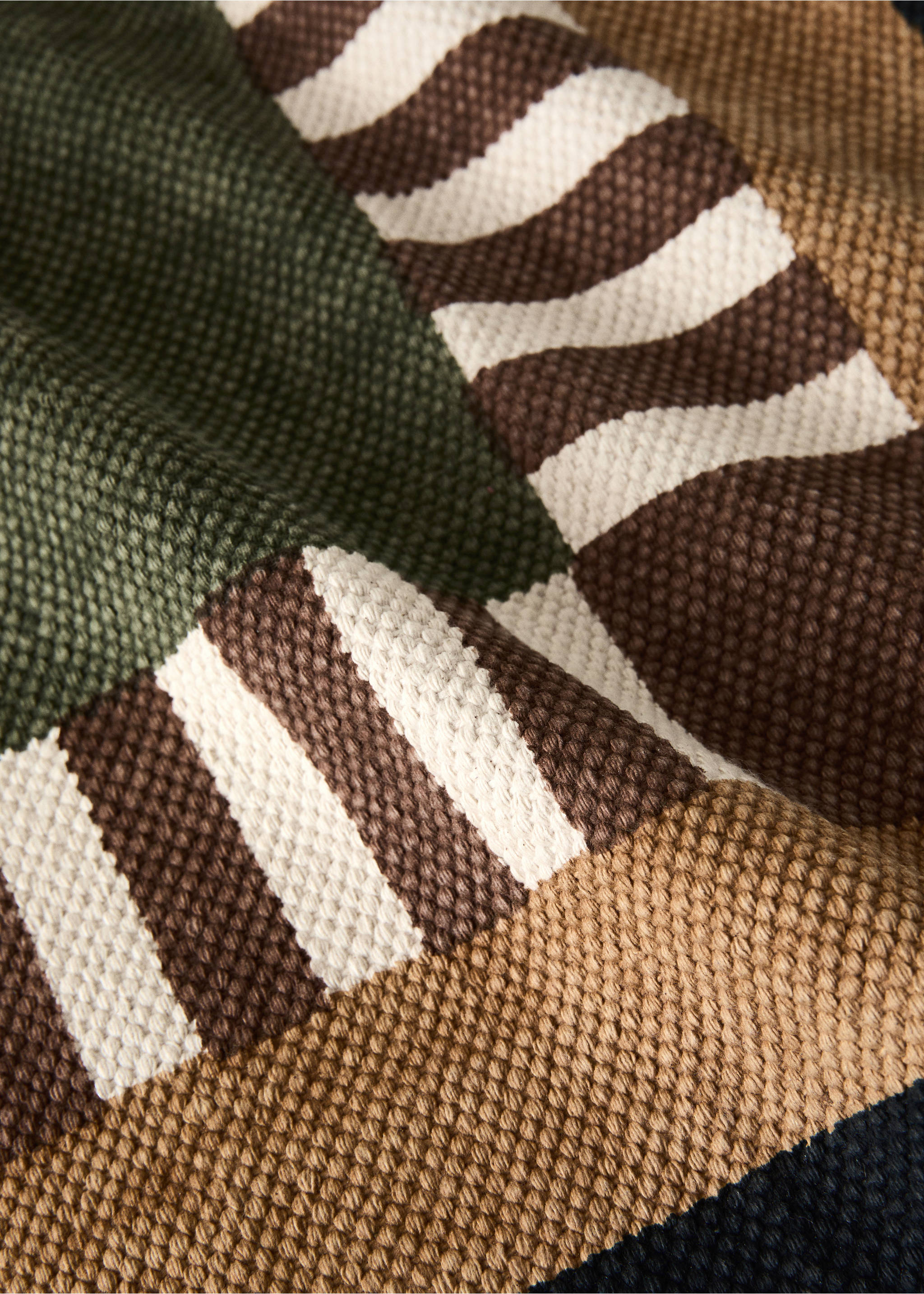 Geometric print rug 70x200cm - Details of the article 1, Forest Green. Ref: 37013289-00.