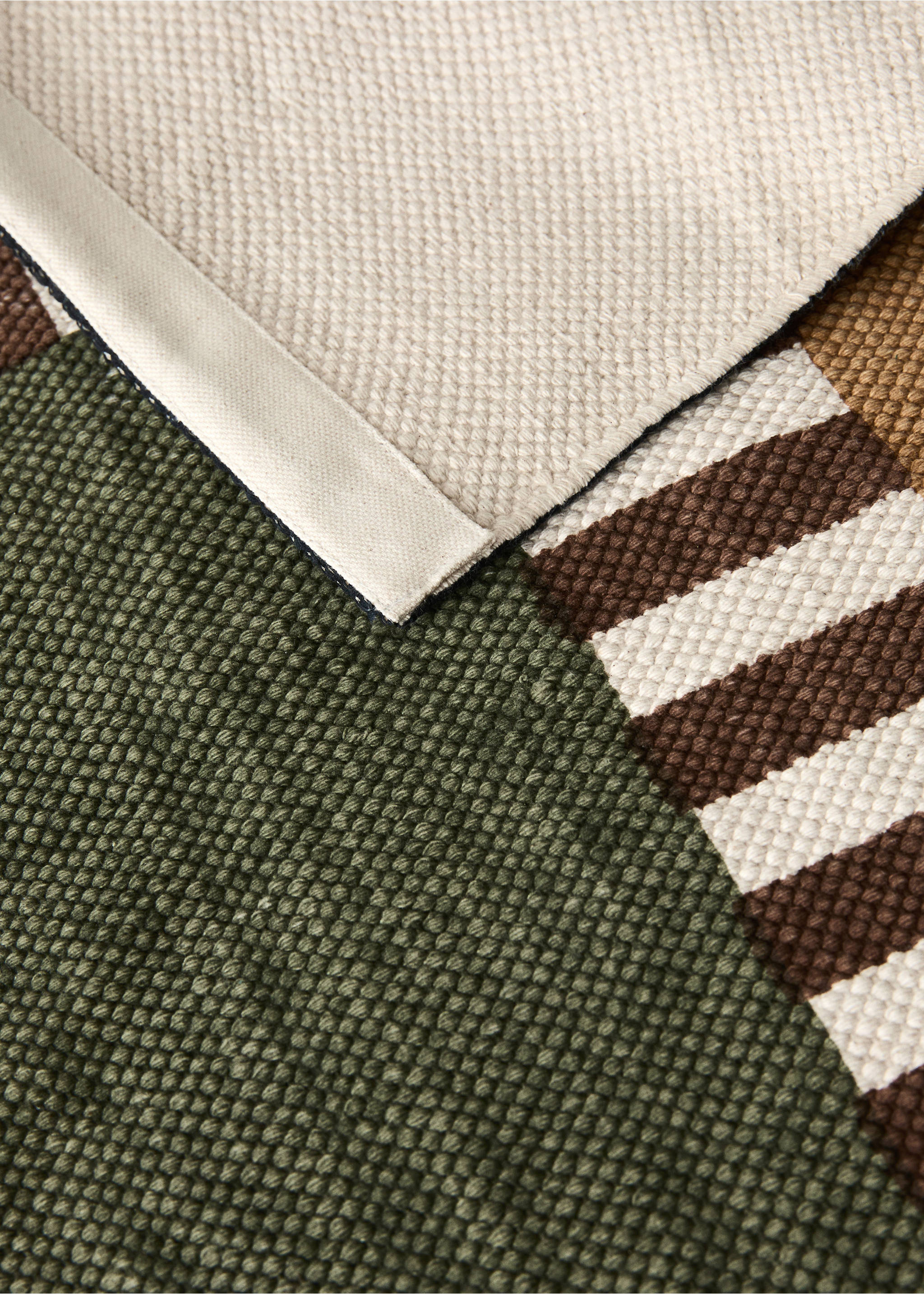 Geometric print rug 70x200cm - Details of the article 3, Forest Green. Ref: 37013289-00.