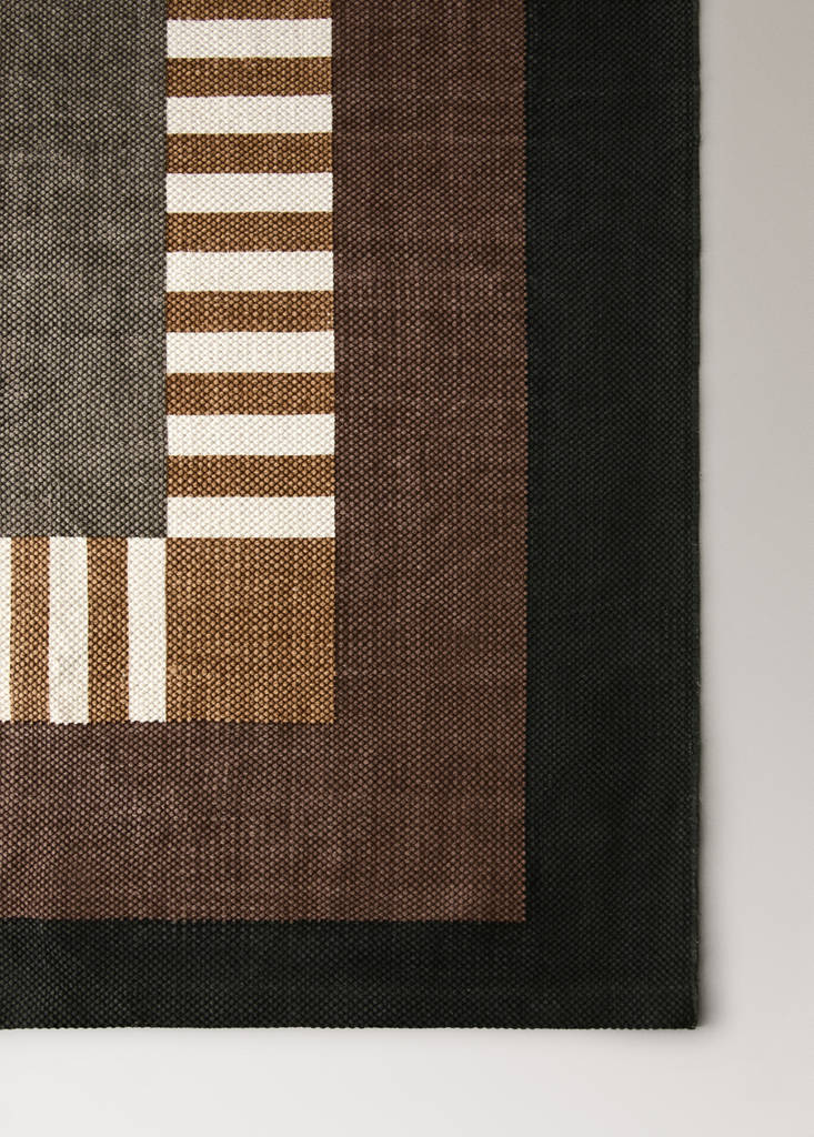 Small geometric patterned rug — Light/Pastel Brown