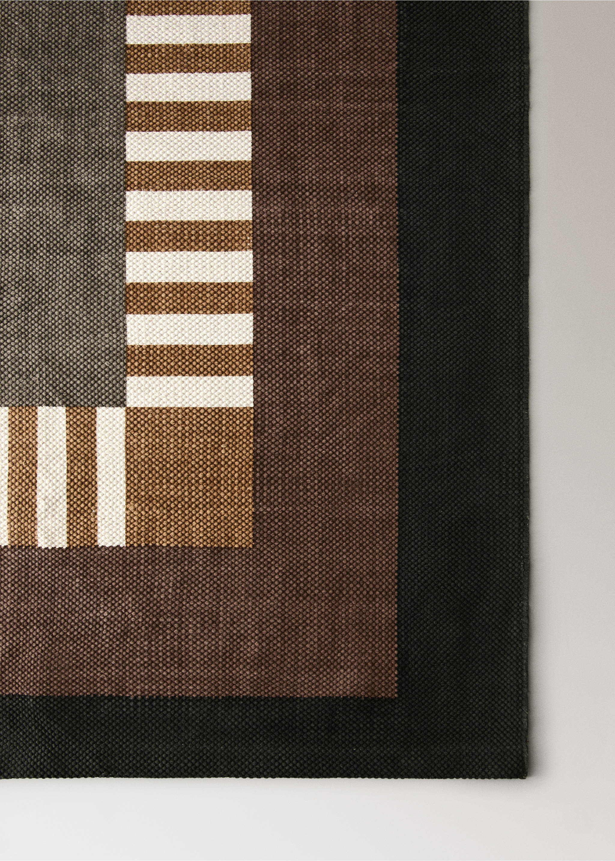 Large geometric-patterned rug - Details of the article 2, Light/Pastel Brown. Ref: 37013290-00.