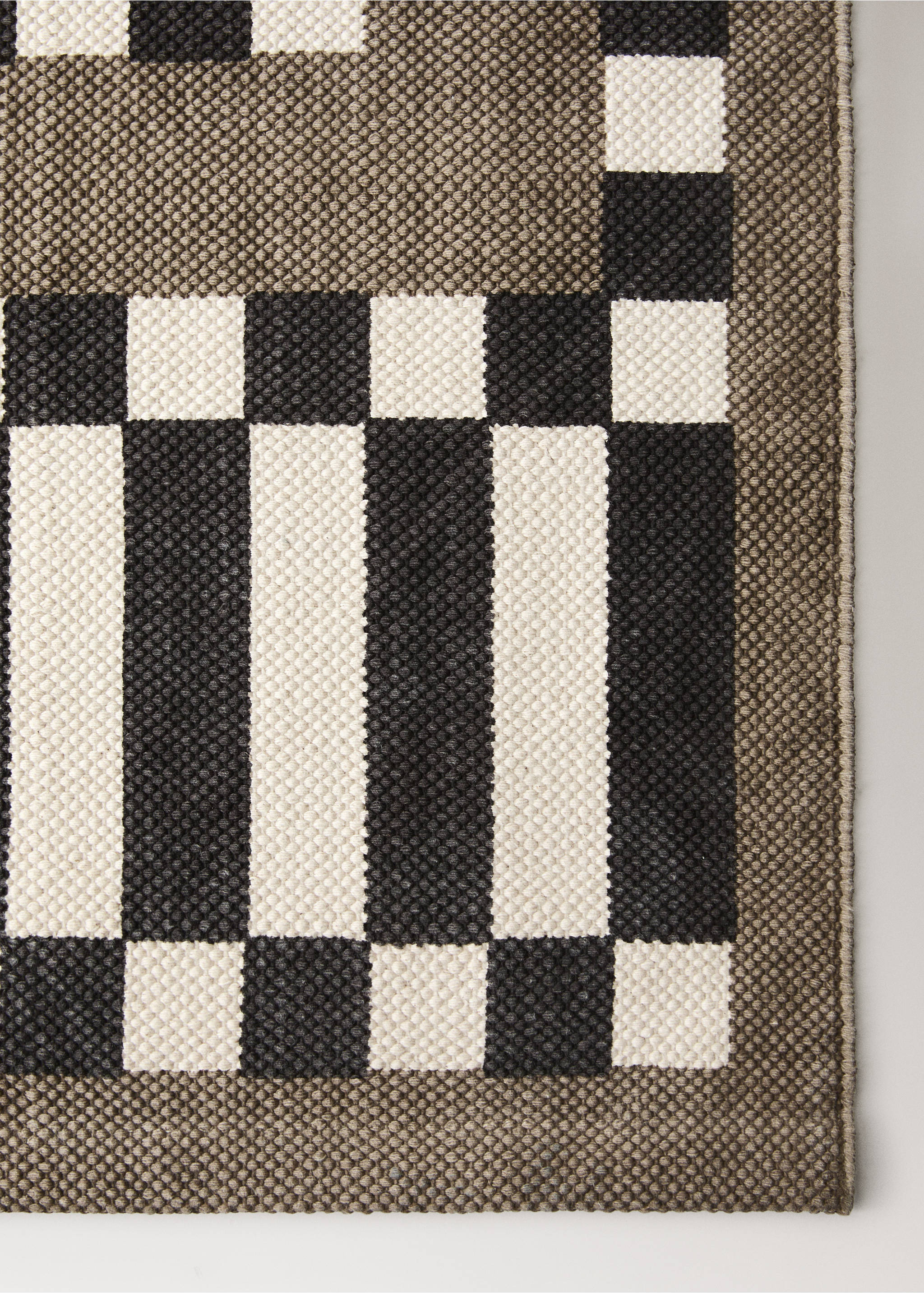 Kleiner Teppich mit geometrischem Print - Detail des Artikels 2, Schokolade. Ref: 37013292-00.
