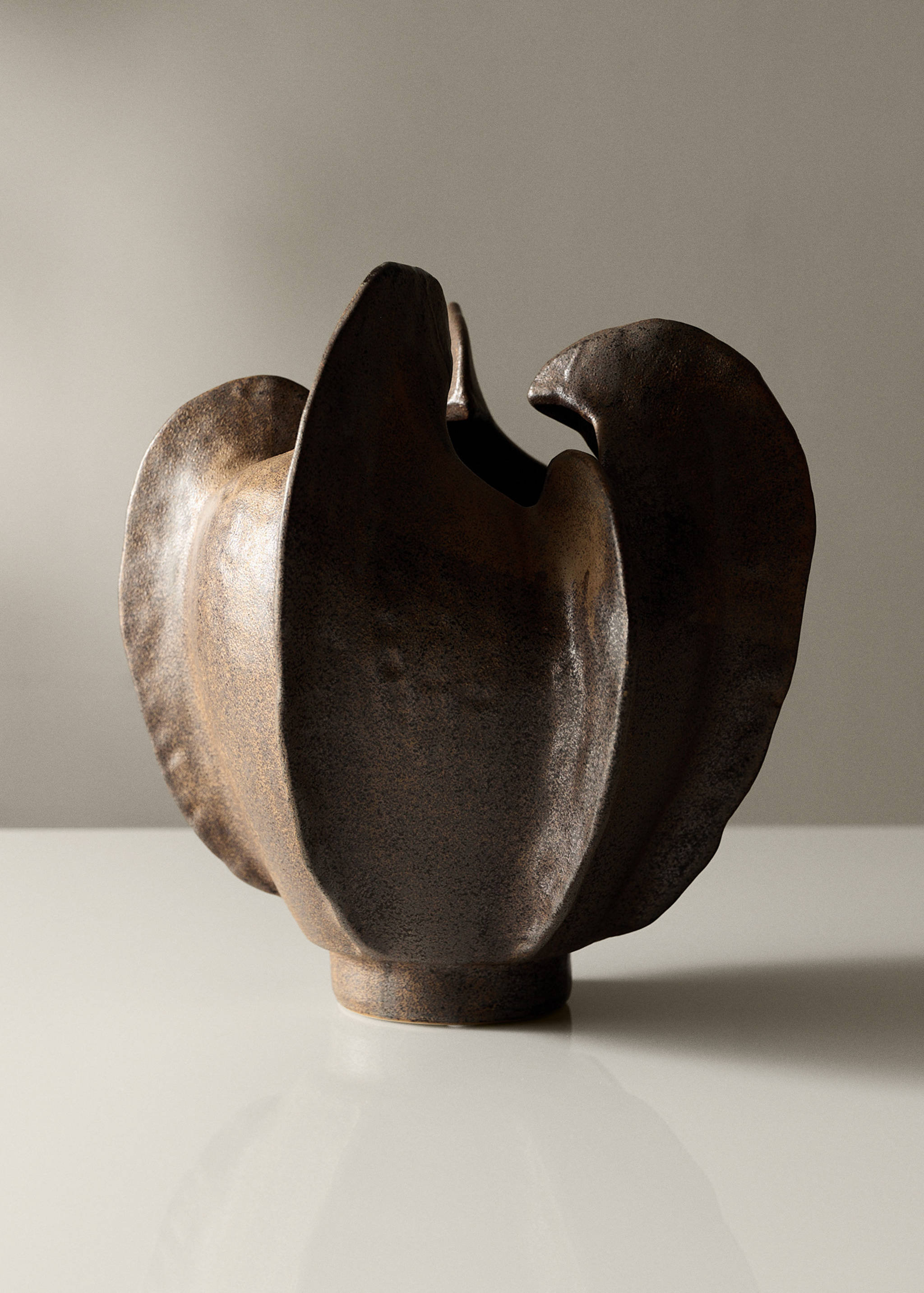 Low organic earthenware vase - General plane