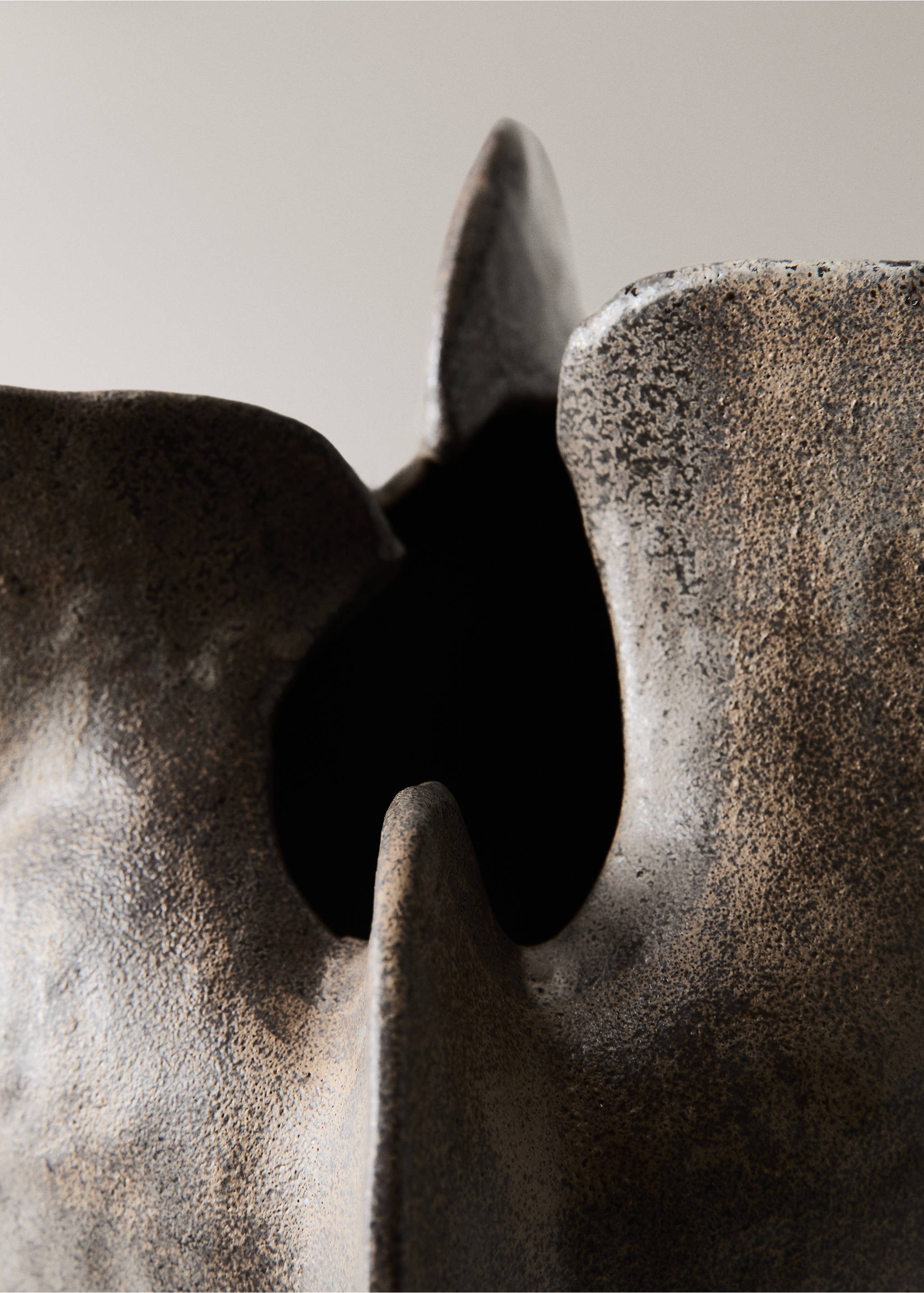Low organic earthenware vase - Details of the article 1, Brown. Ref: 37013294-00.