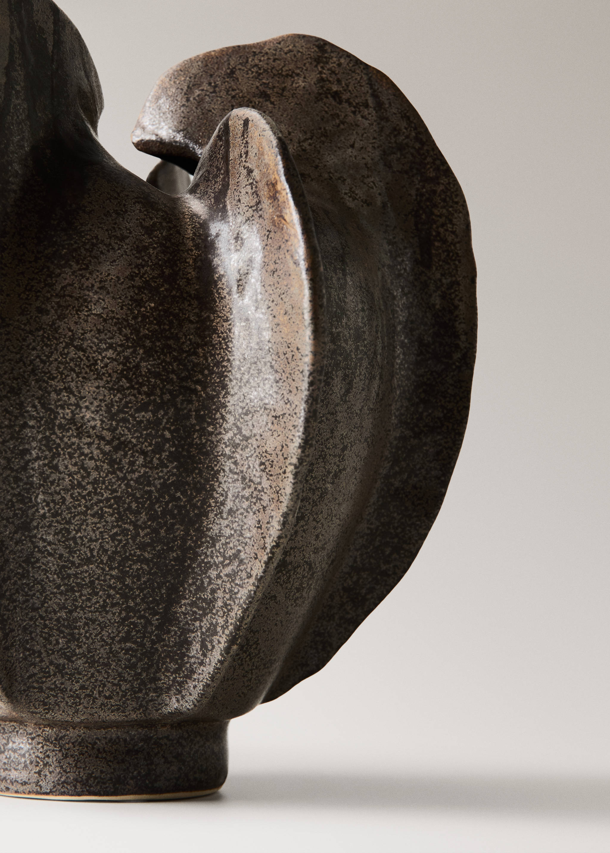 Low organic earthenware vase - Details of the article 2
