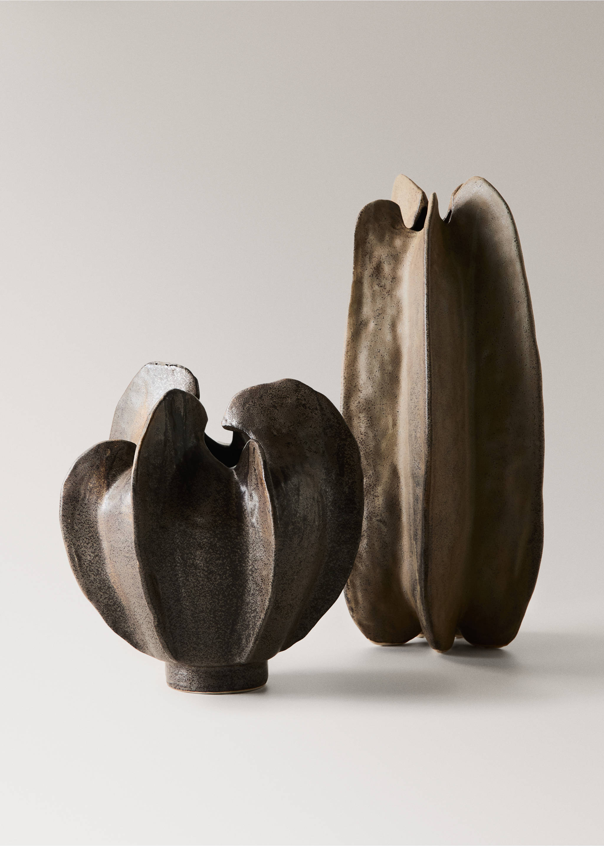 Low organic earthenware vase - Details of the article 3, Brown. Ref: 37013294-00.