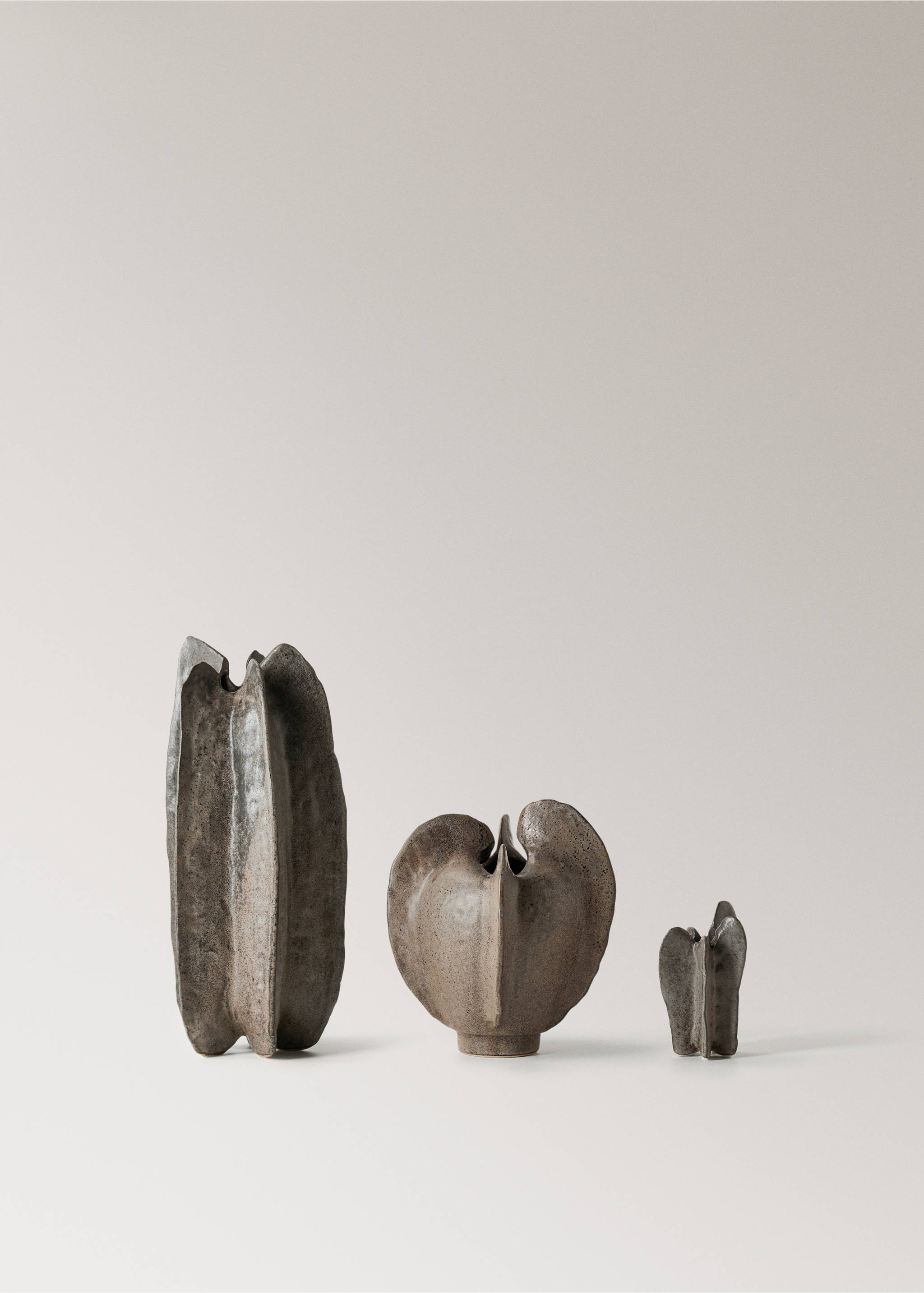 Low organic earthenware vase - Details of the article 4, Brown. Ref: 37013294-00.