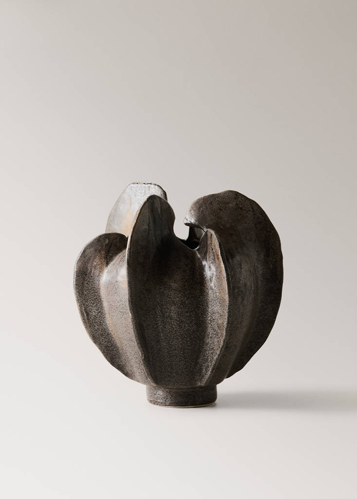 Low organic earthenware vase — Brown