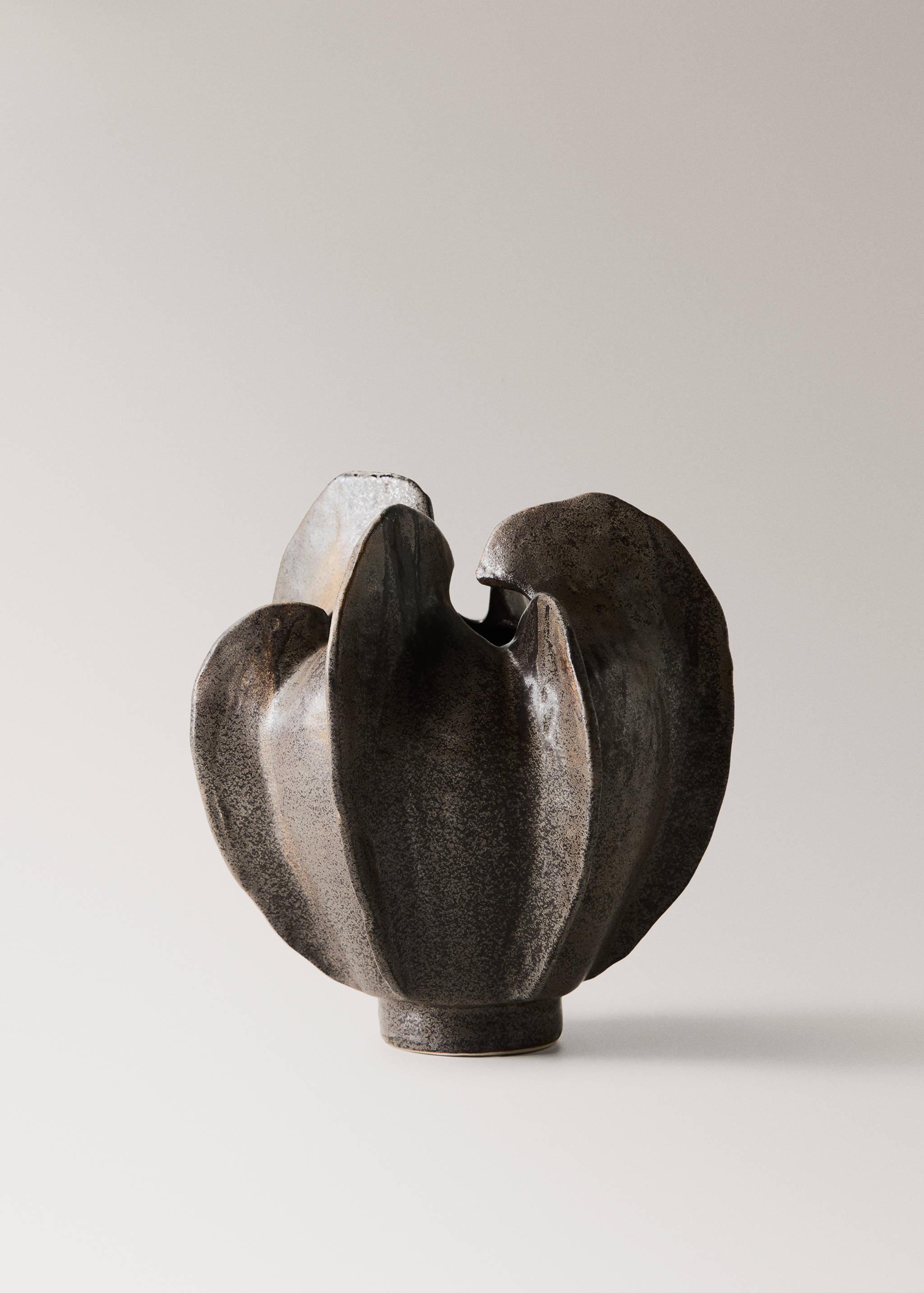 Low organic earthenware vase - Article without model