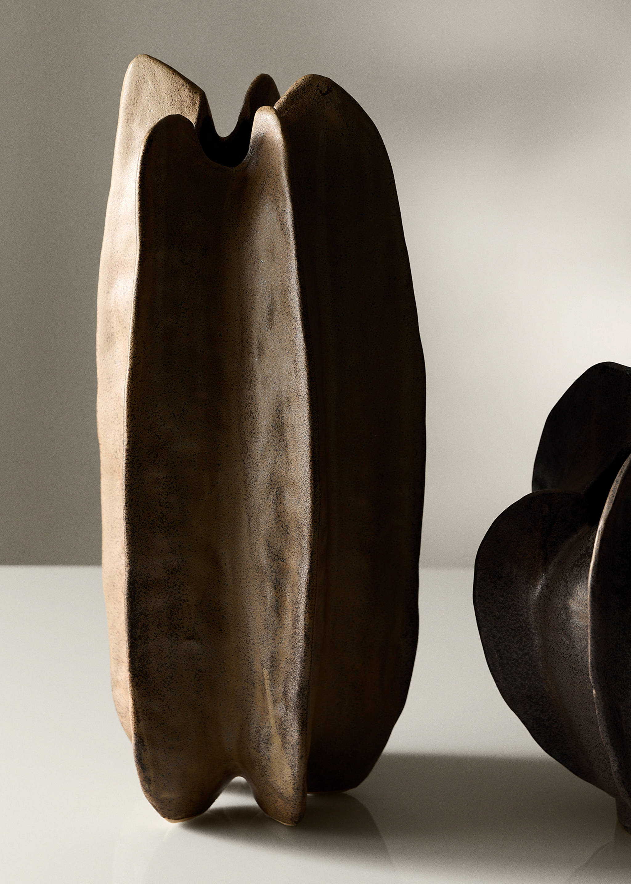Tall organic stoneware vase - General plane