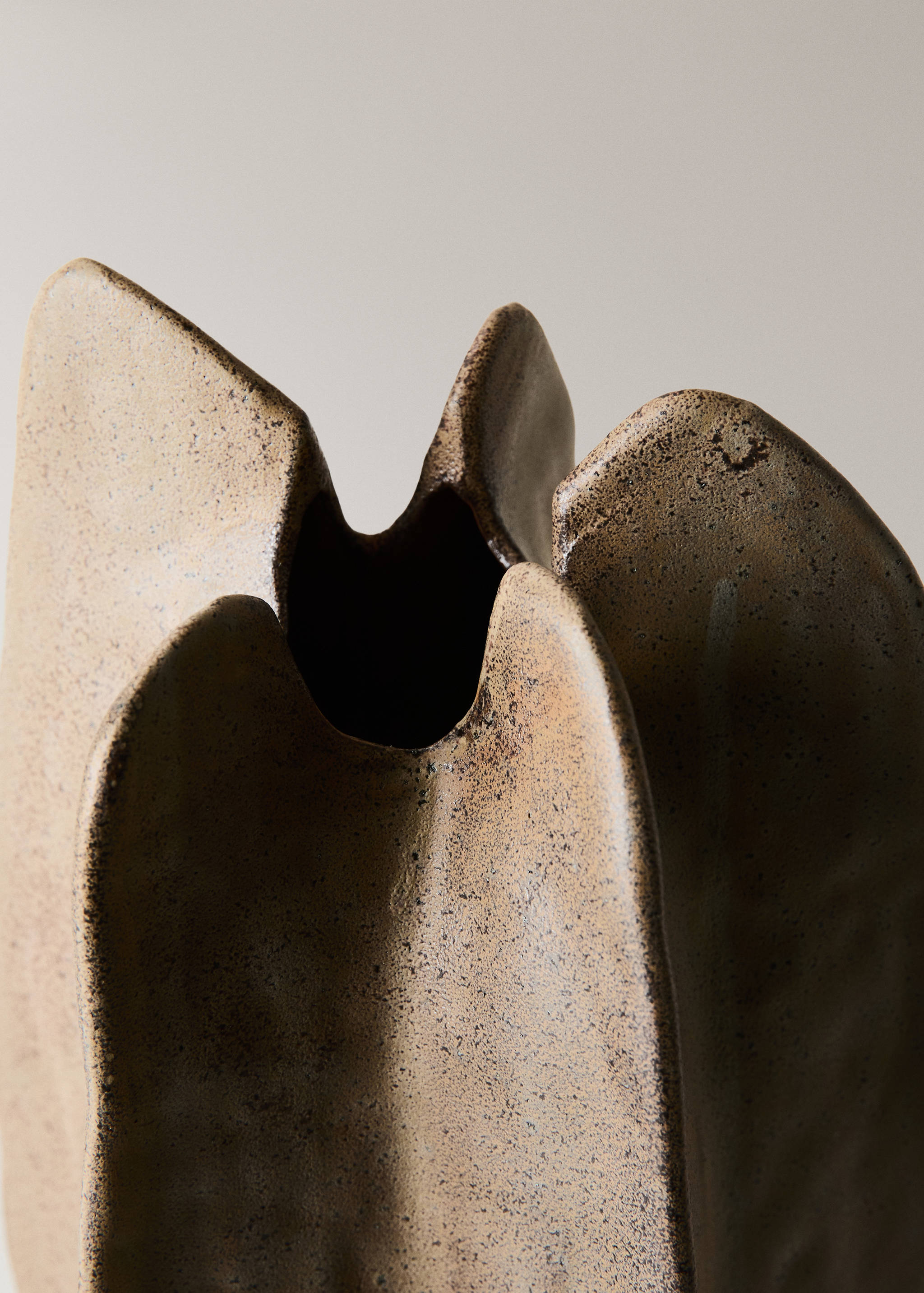 Tall organic stoneware vase - Details of the article 1