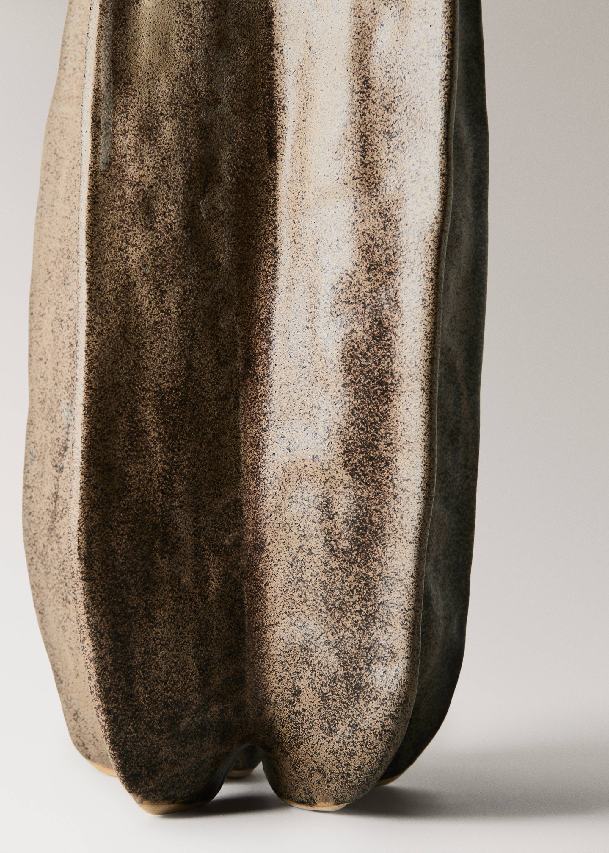Tall organic stoneware vase - Details of the article 2