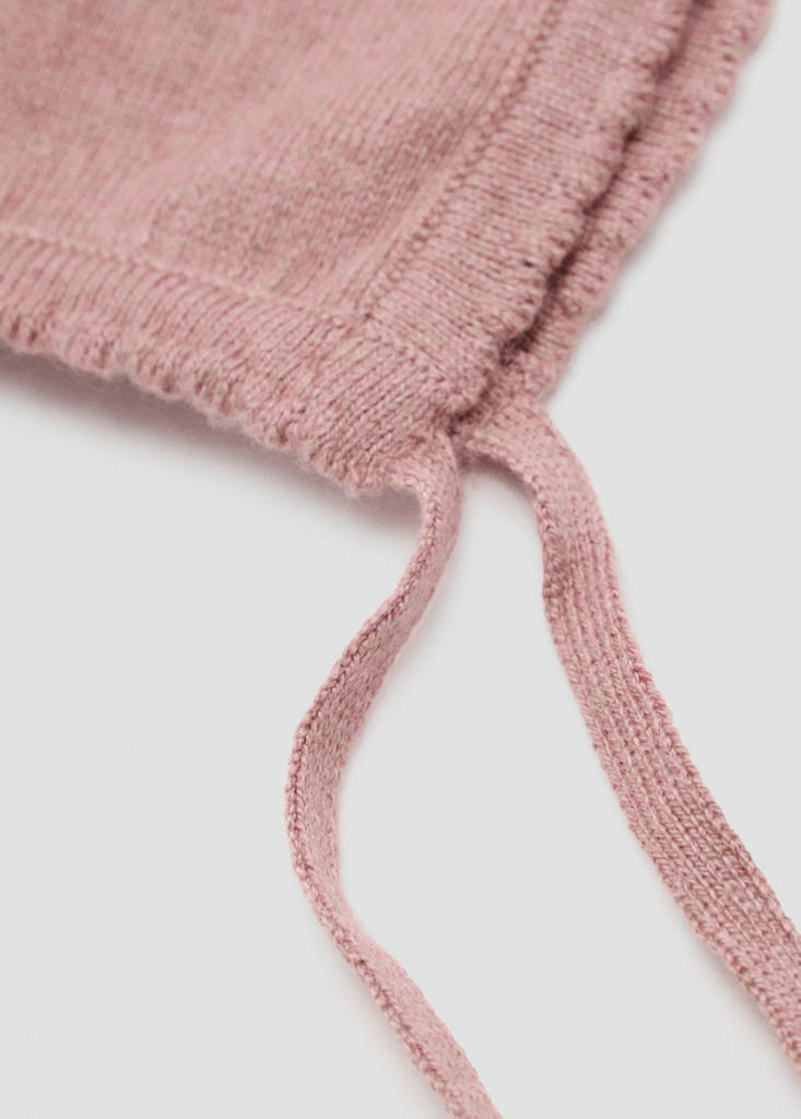 Knit bonnet with bow closure — Pink