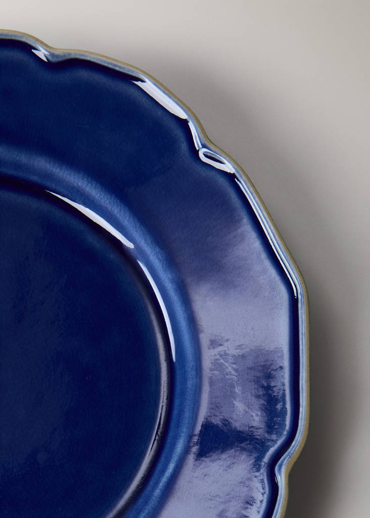 Stoneware dessert plate with wavy design — Vibrant blue