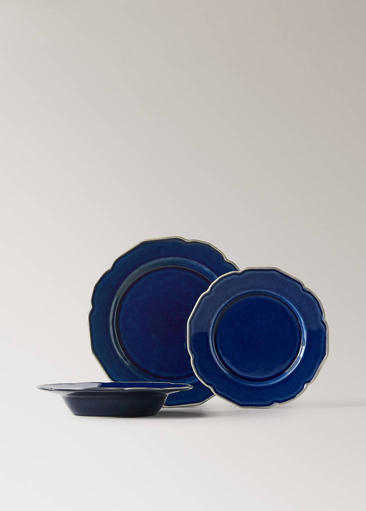 Stoneware dessert plate with wavy design — Vibrant blue