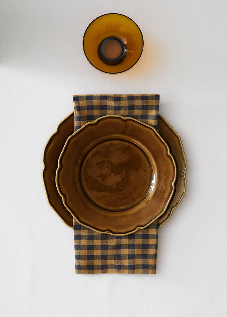 Stoneware dessert plate with wavy design — Leather