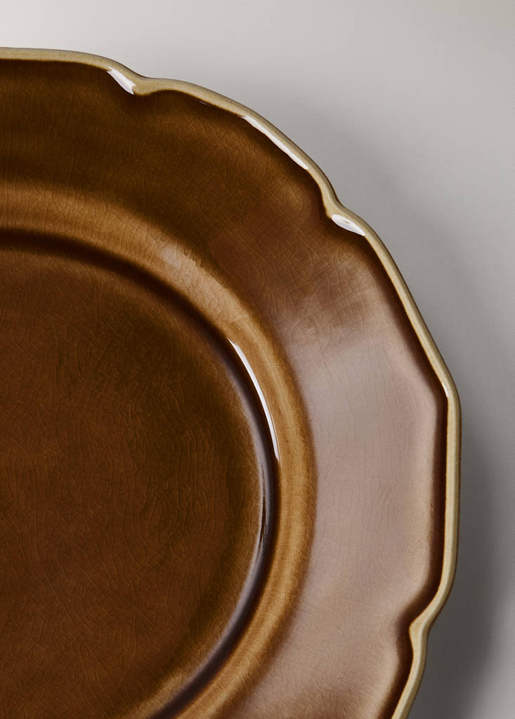 Stoneware dessert plate with wavy design — Leather