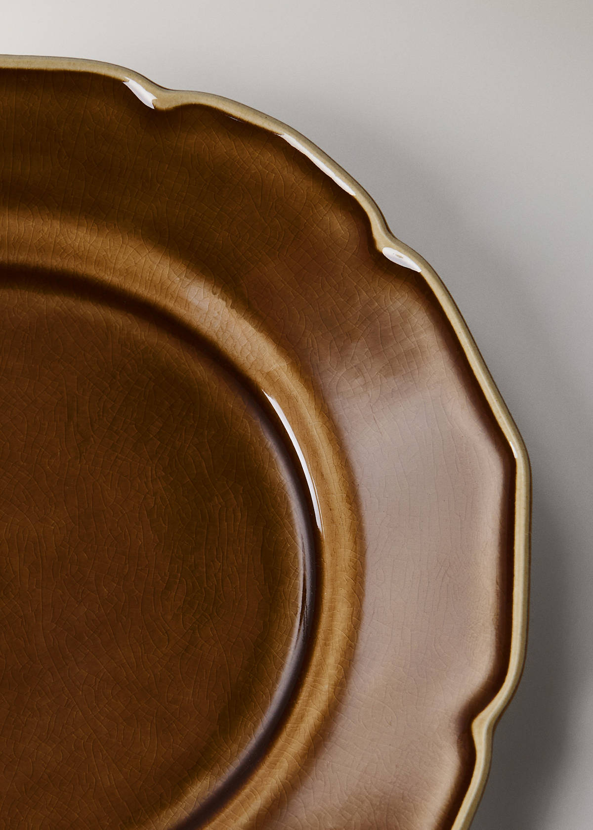 Stoneware dessert plate with wavy design — Leather