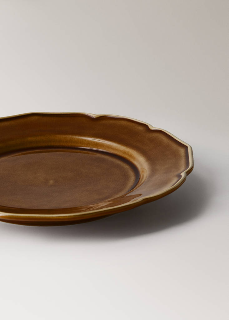 Stoneware dessert plate with wavy design — Leather