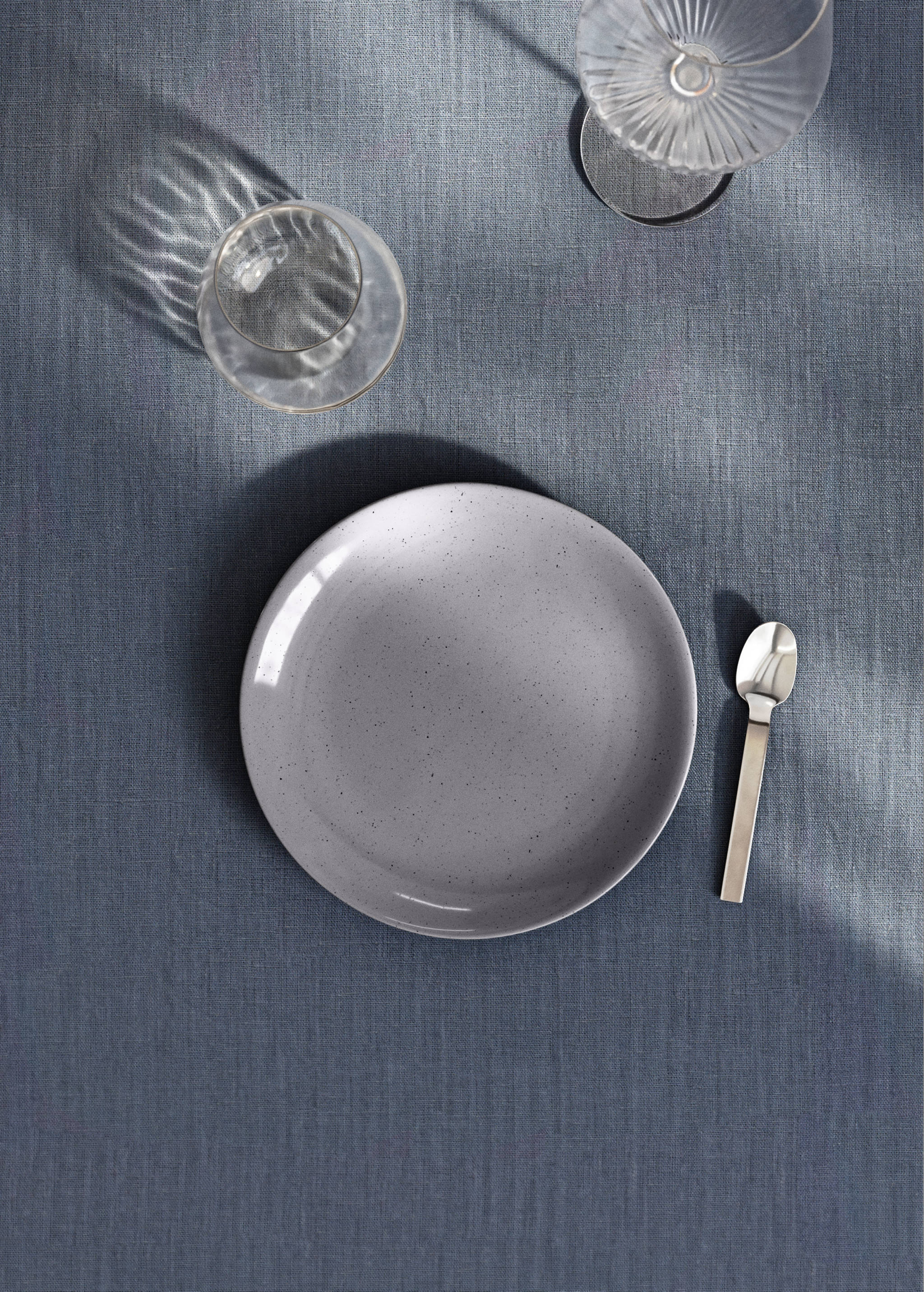 Stoneware dessert plate with spots - General plane