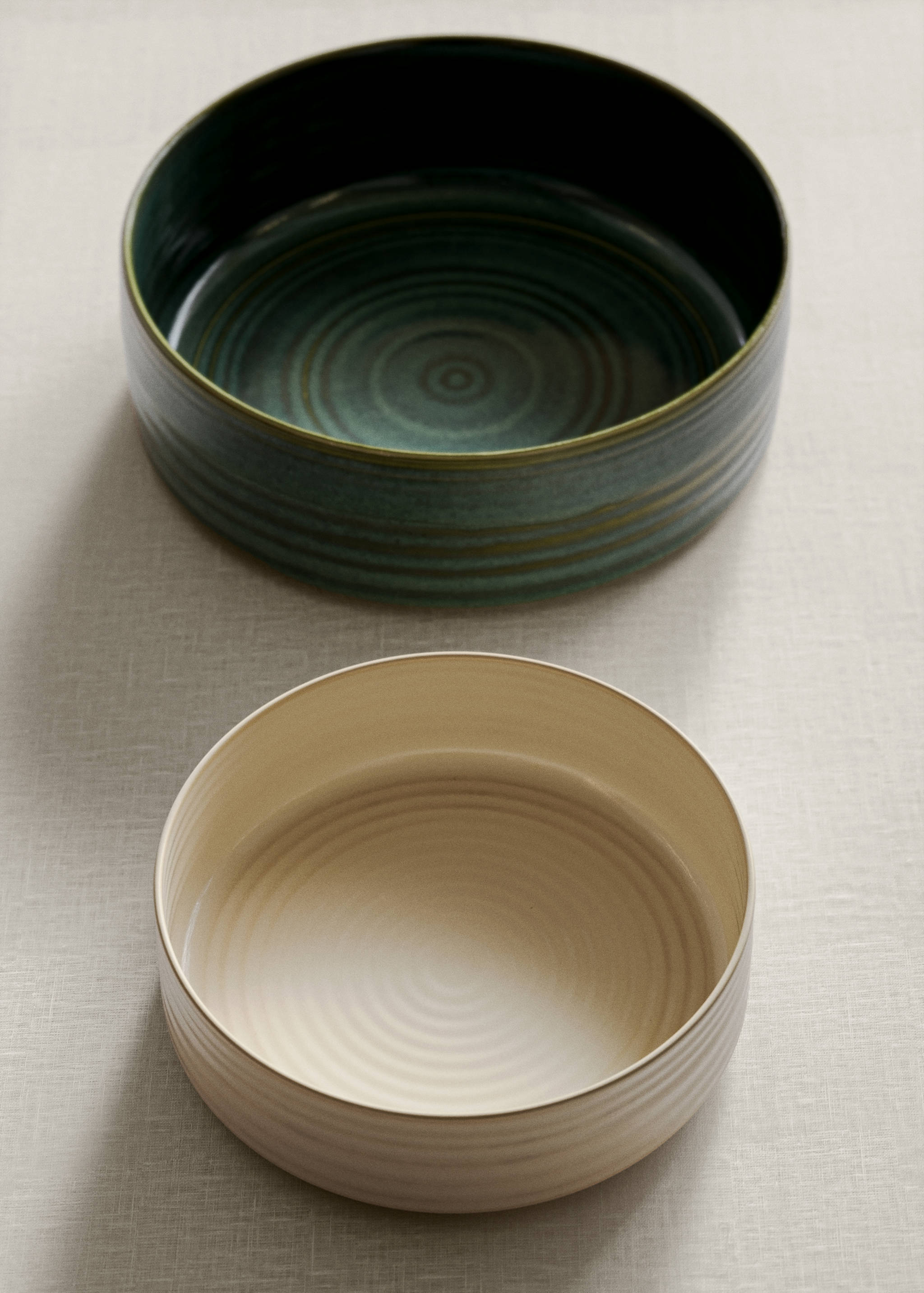Mittelgroße Steingutschale mit reaktiver Glasur und mit Punkte-Motiv - Allgemeine Ansicht