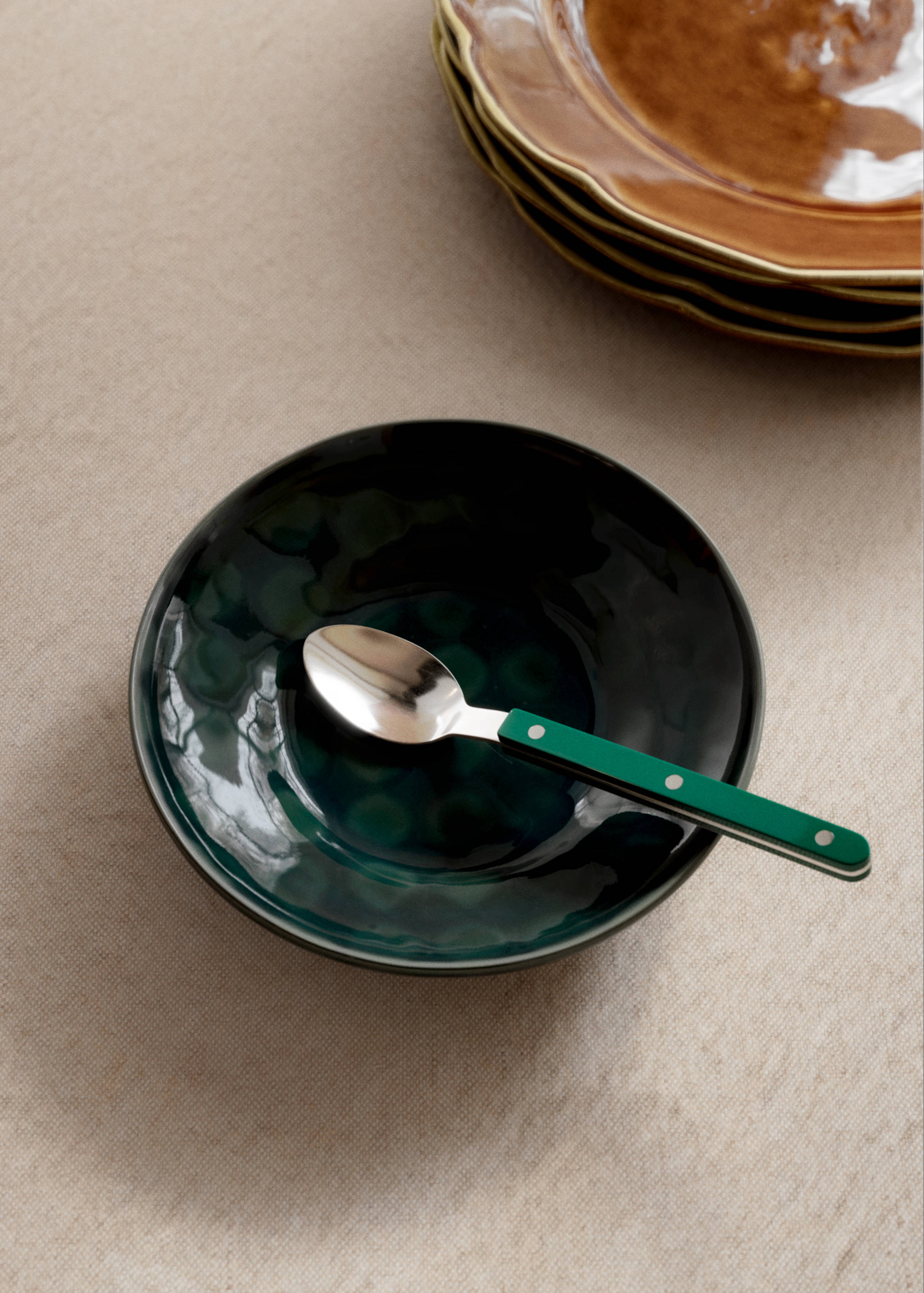 Assiette creuse en grès avec cercles - Plan général