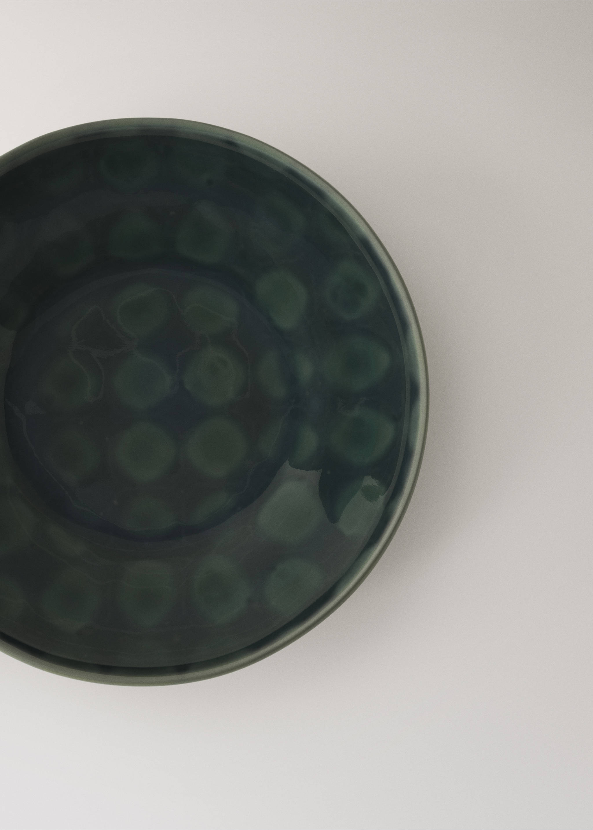 Assiette creuse en grès avec cercles - Détail de l'article 2, Bleu pétrole. Ref: 37013315-00.