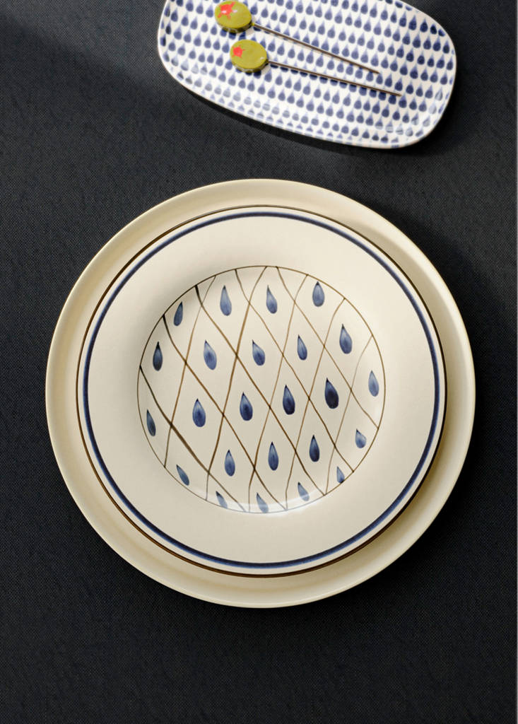 Stoneware dessert plate with hand-painted design — Vibrant blue