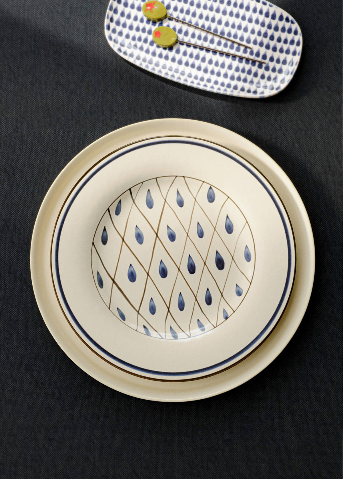 Stoneware dessert plate with hand-painted design — Vibrant blue