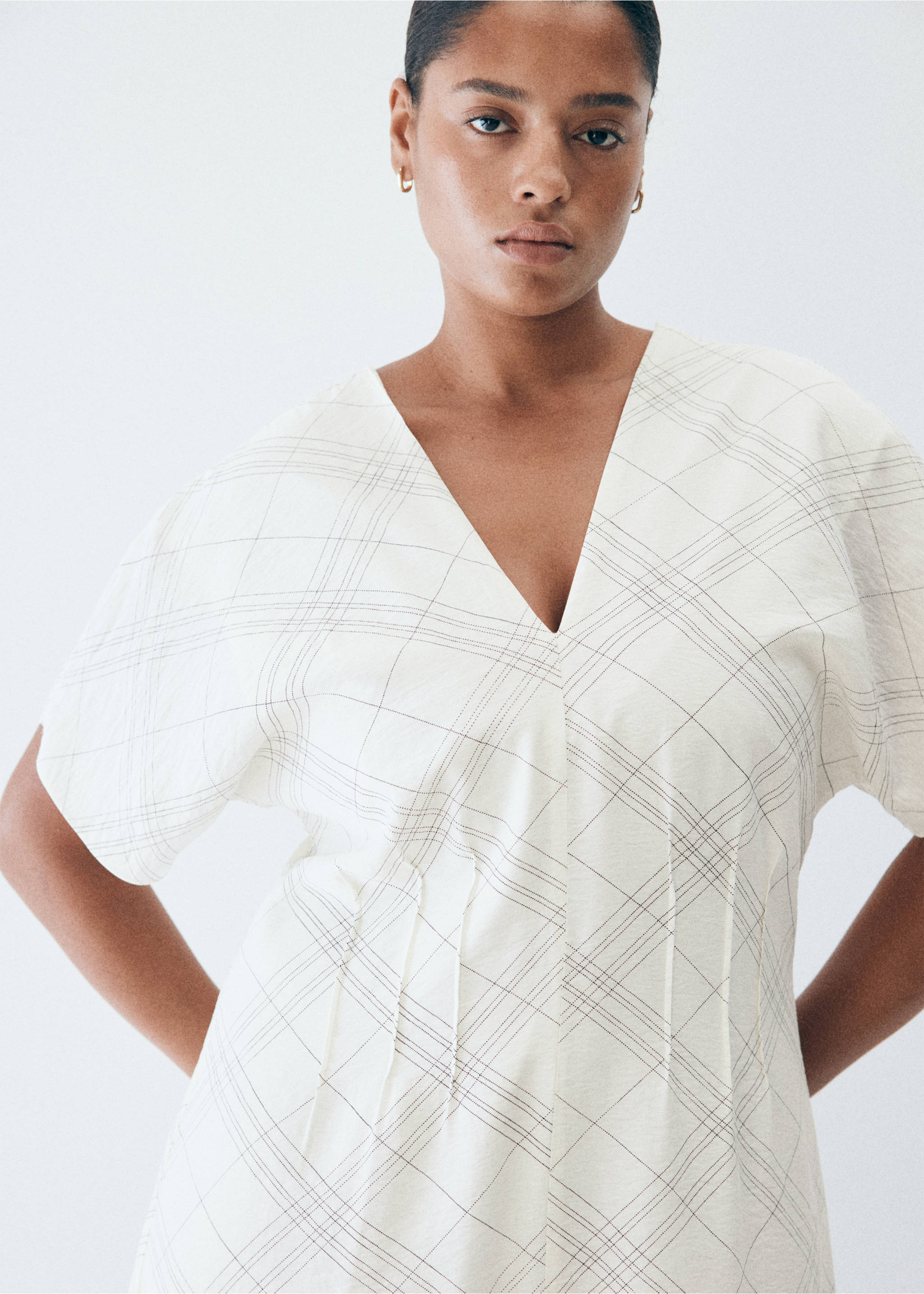 Ruched V-neck dress - Details of the article 6, White. Ref: 37013867-00.