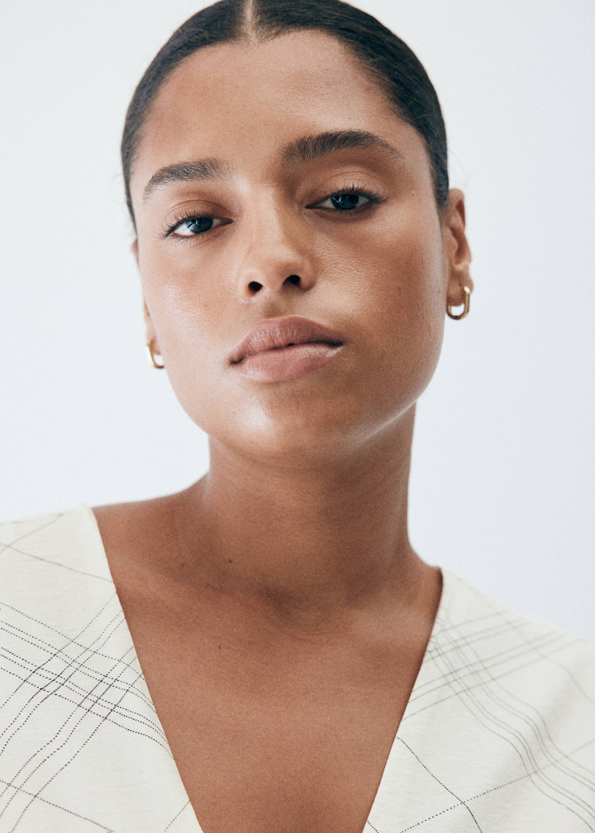 Ruched V-neck dress - Details of the article 4