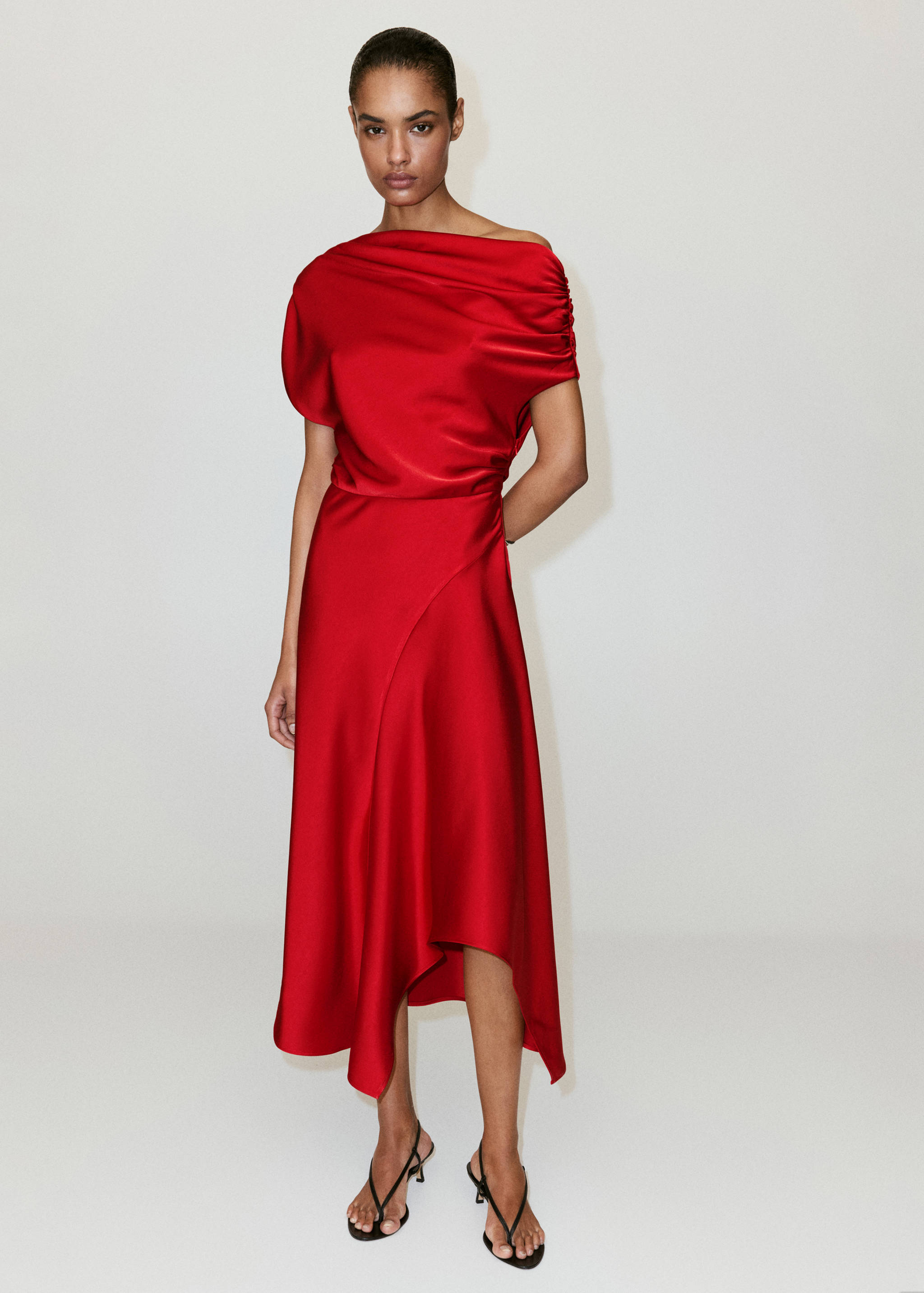 Asymmetrical satin dress - General plane