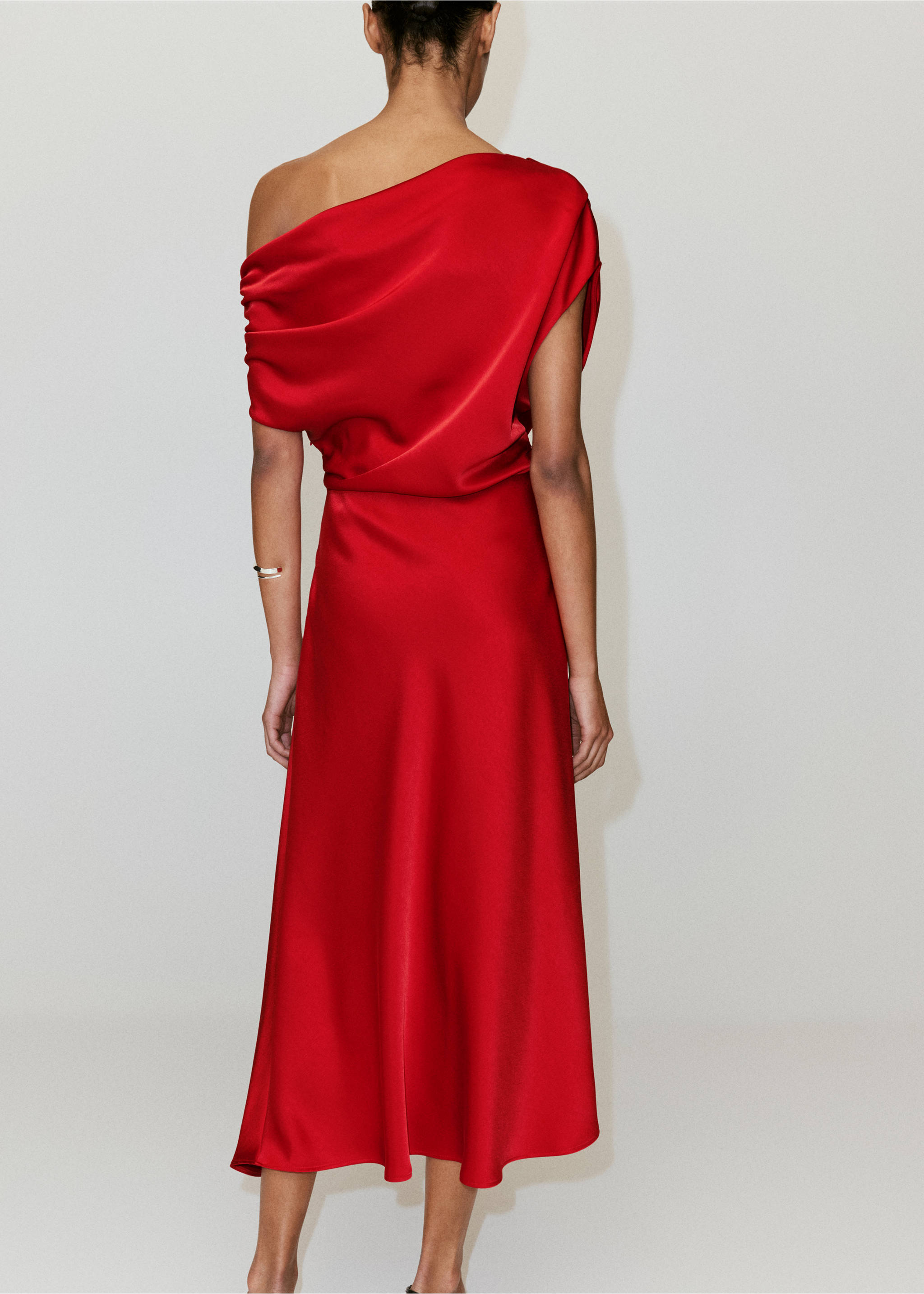 Asymmetrical satin dress - Reverse of the article, Red. Ref: 37013869-00.