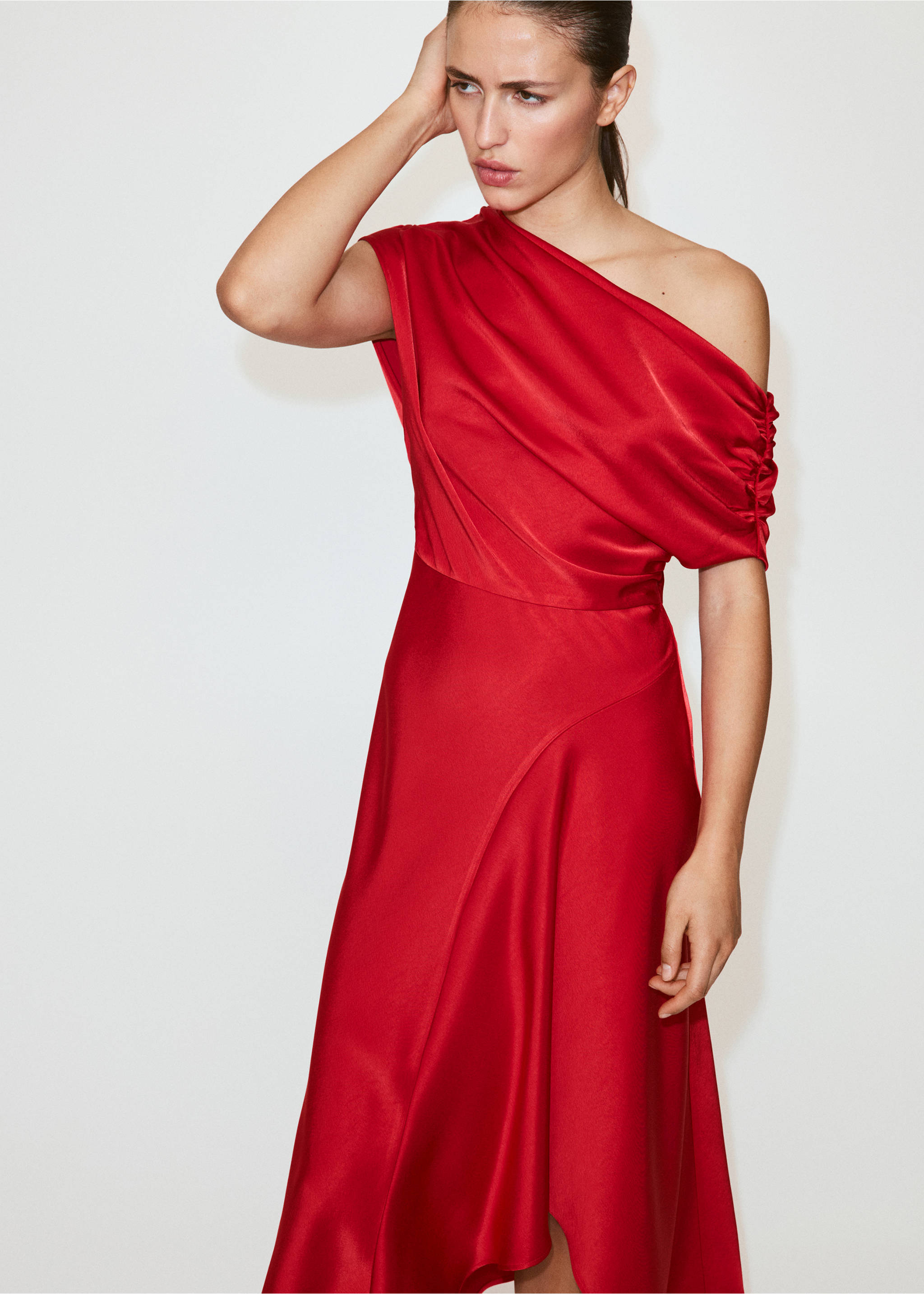 Robe satinée asymétrique - Plan moyen, Rouge. Ref: 37013869-01.