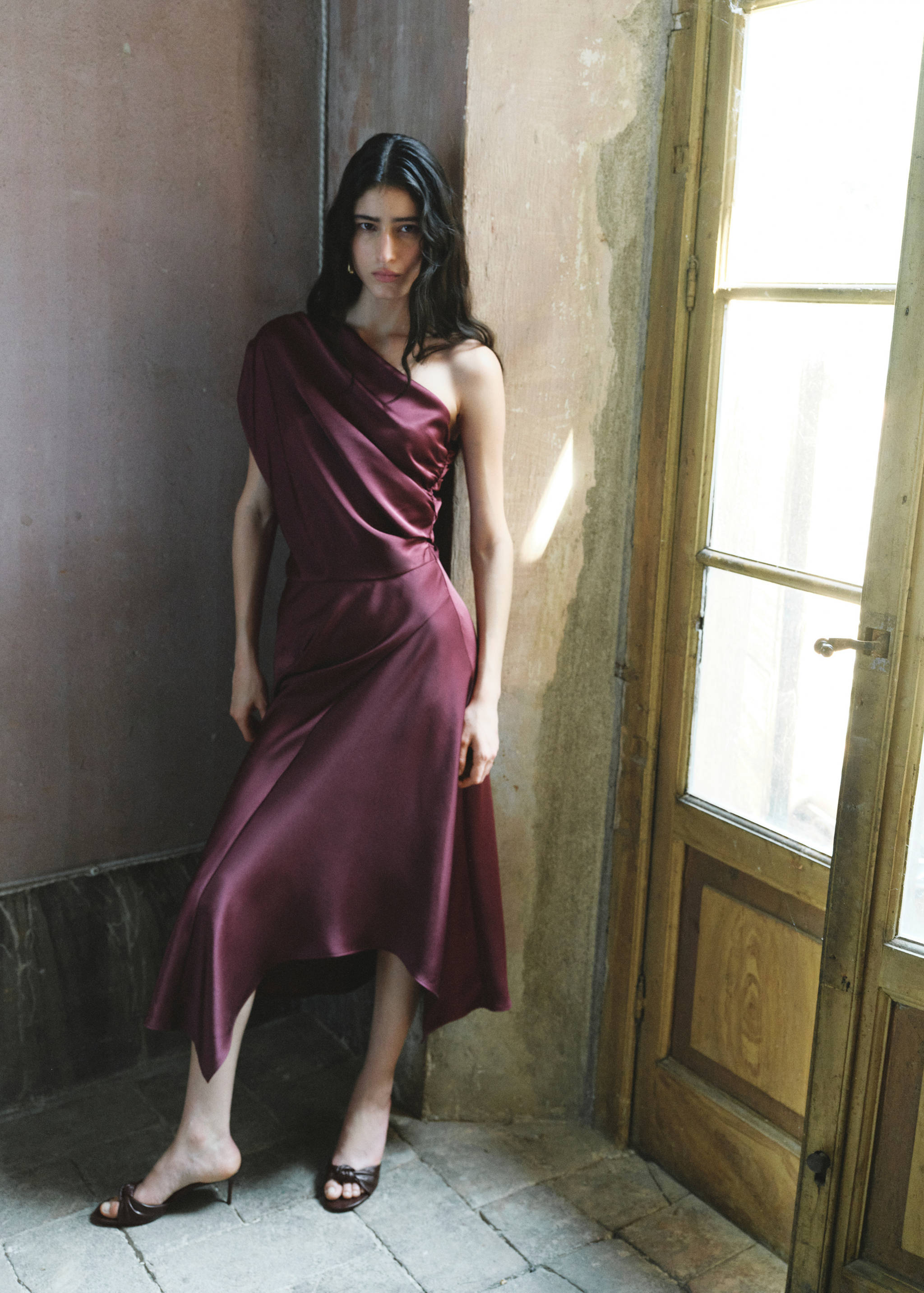 Asymmetrical satin dress - General plane