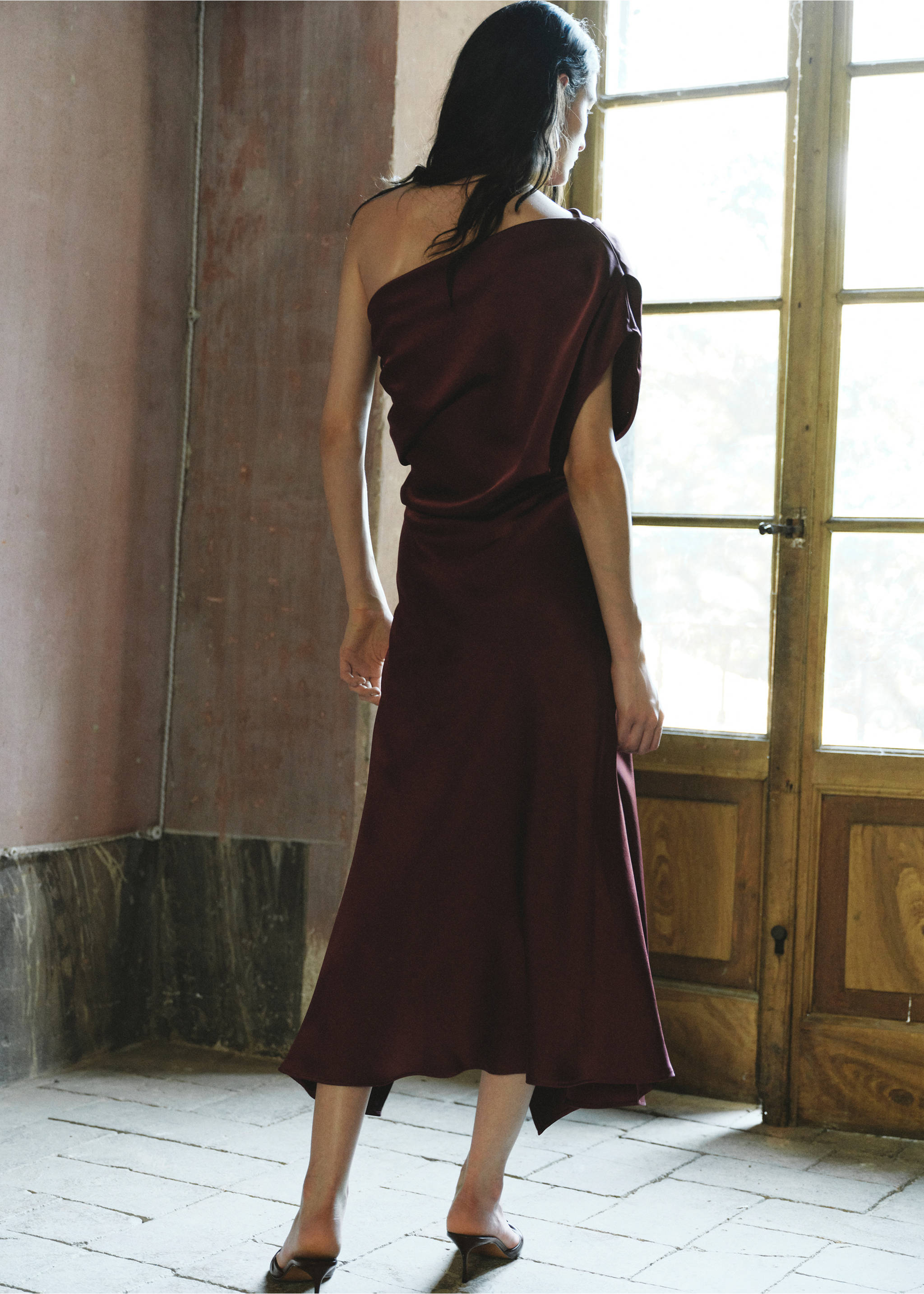 Asymmetrical satin dress - Reverse of the article, Wine. Ref: 37013869-00.