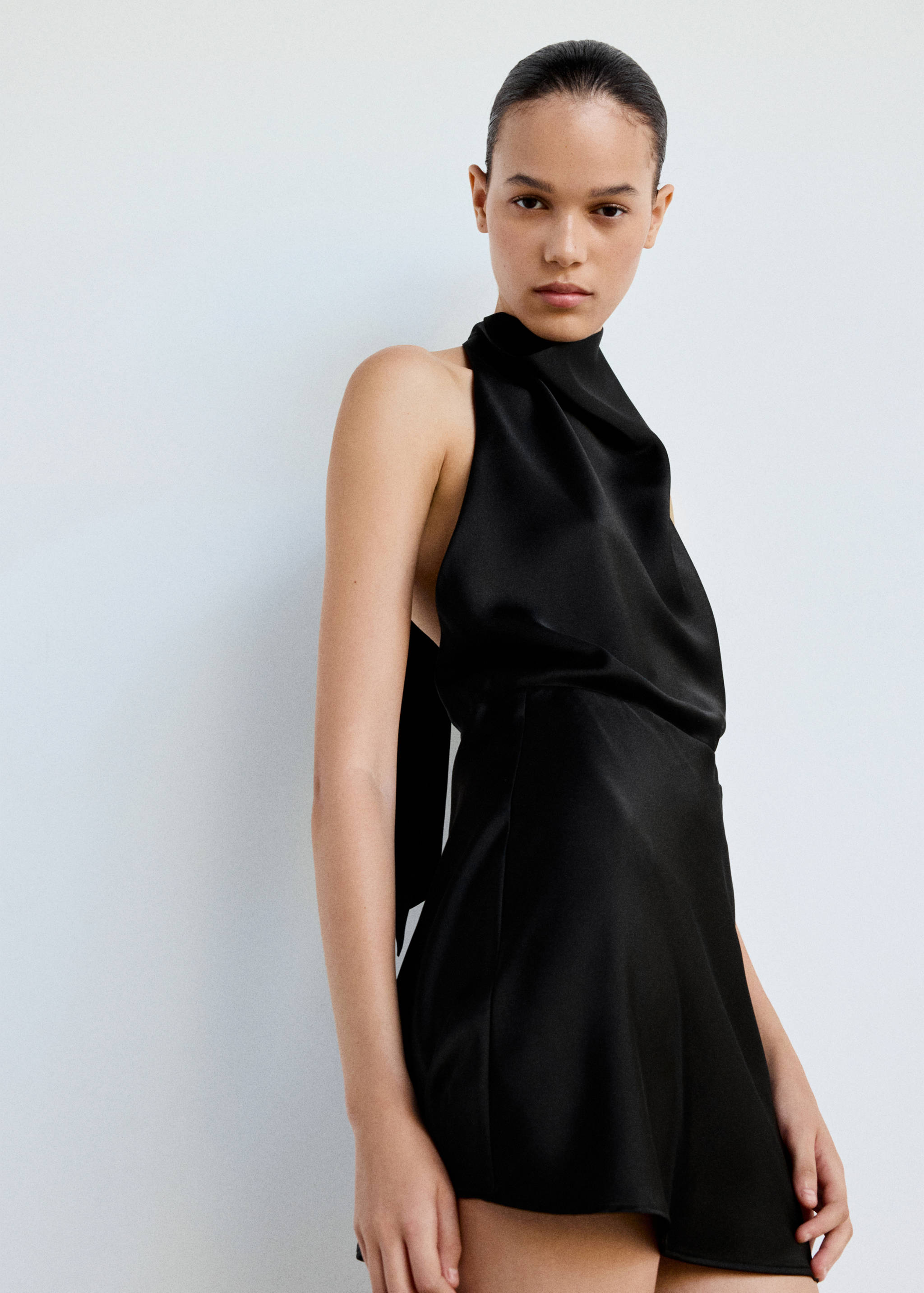 Robe satin col bénitier - Plan moyen