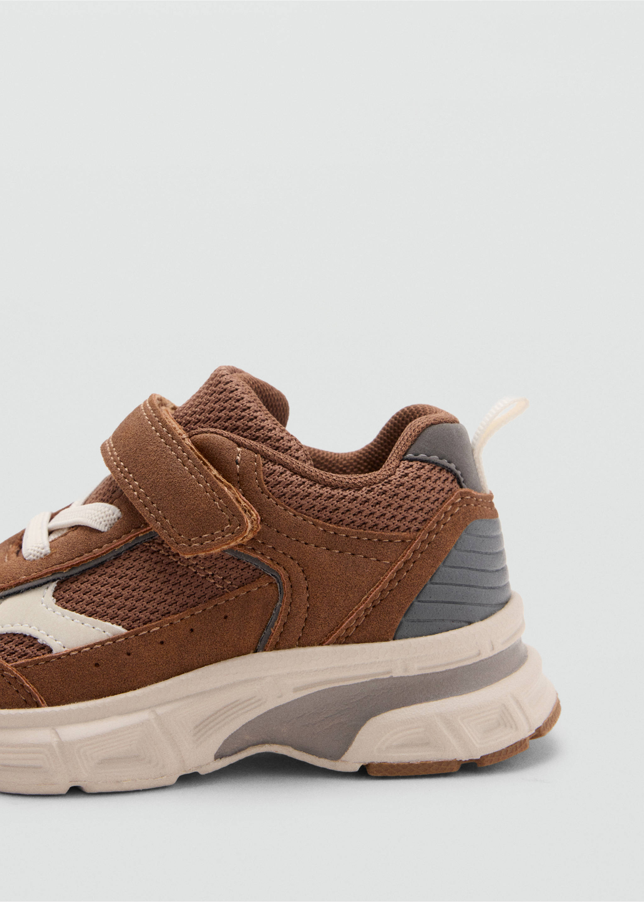 Two-tone sports top - Details of the article 1, Chocolate. Ref: 37013873-00.