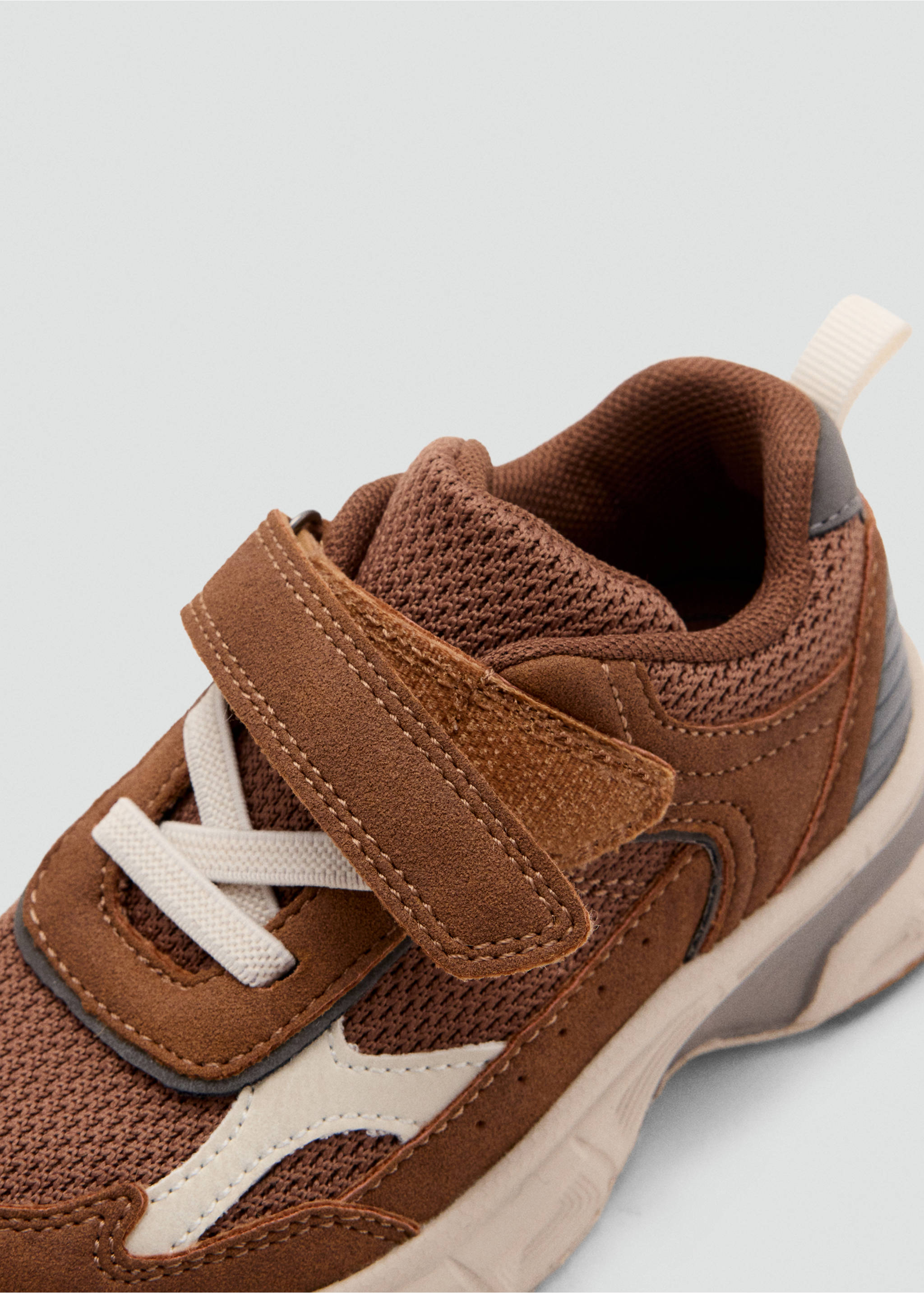 Two-tone sports top - Details of the article 2, Chocolate. Ref: 37013873-00.