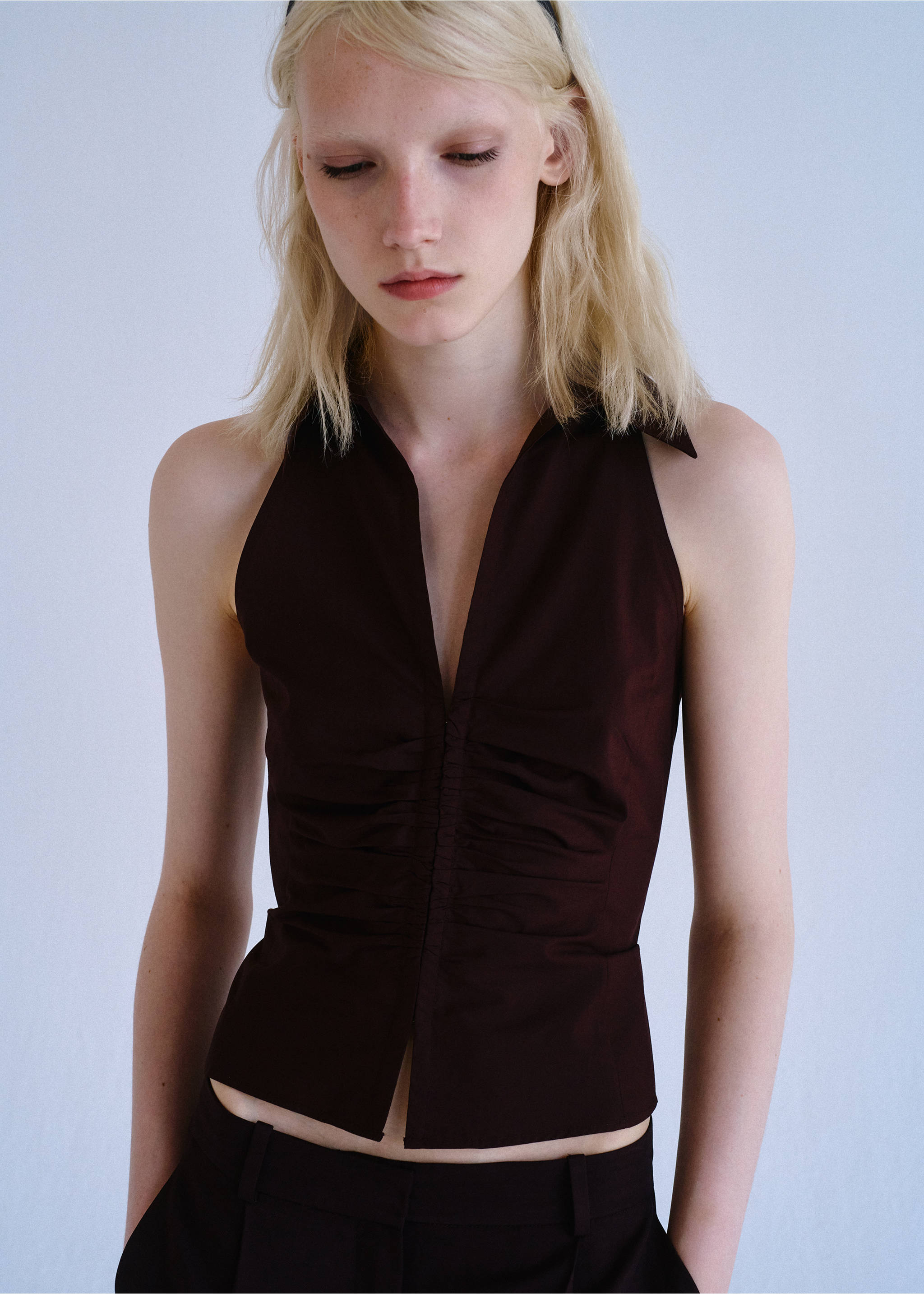 Camisa cuello pico fruncido - Plano medio, Marrón. Ref: 37014082-00.