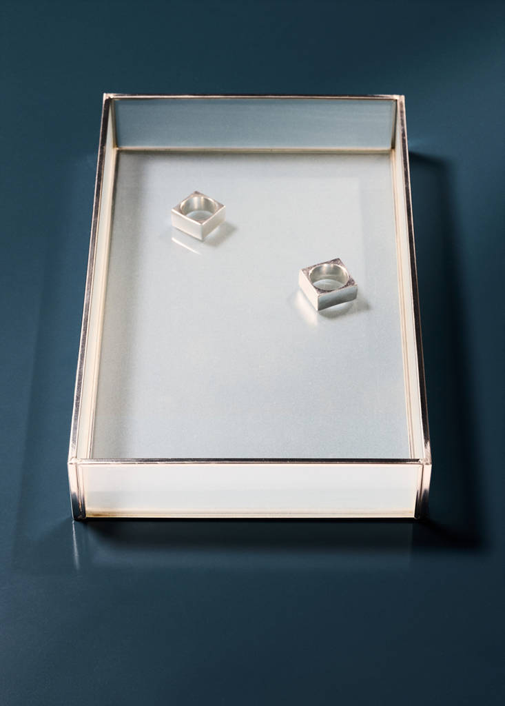 Large rectangular transparent tray — Silver